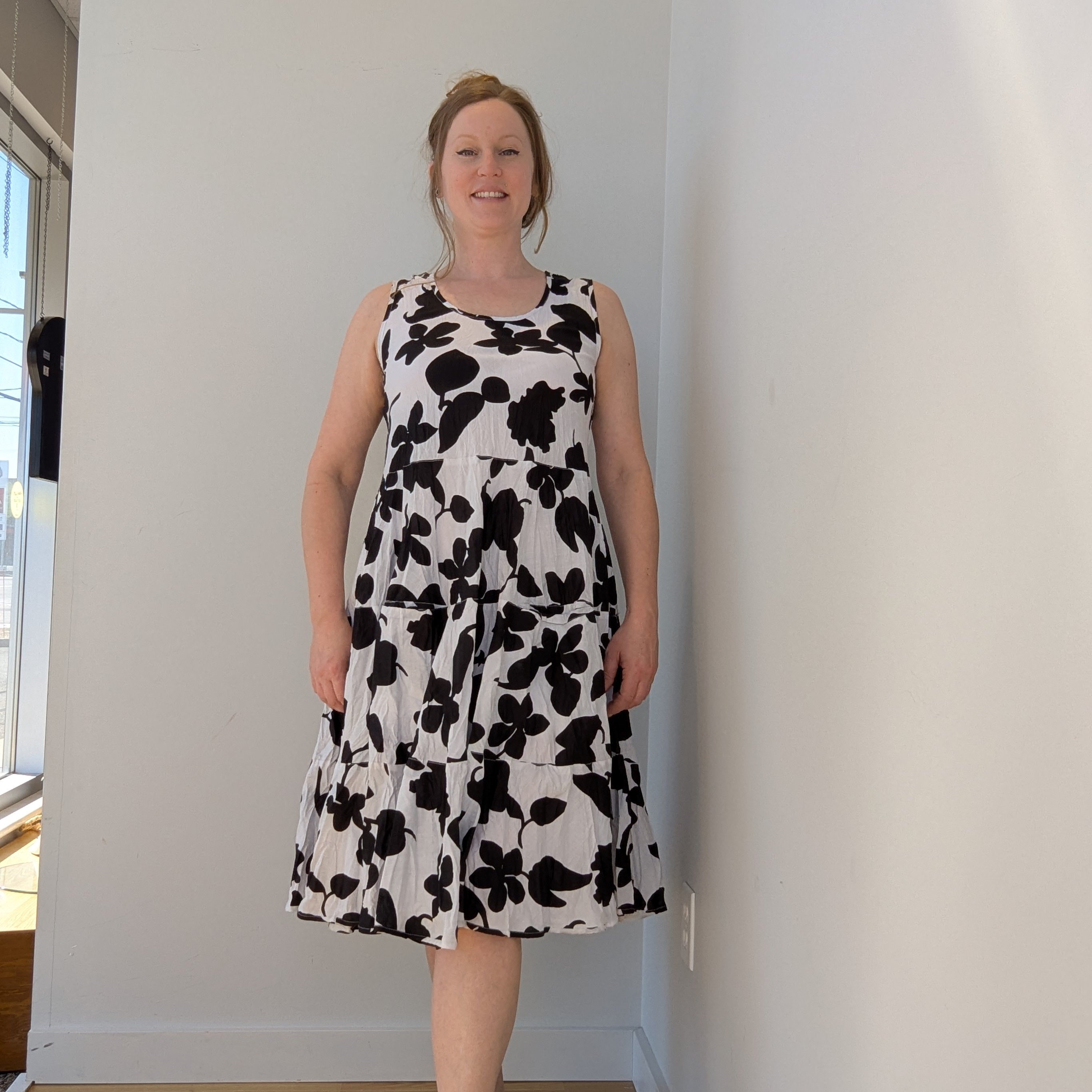 Robe midi sans manches imprimée blanc et noir, style classique et confortable en coton biologique.