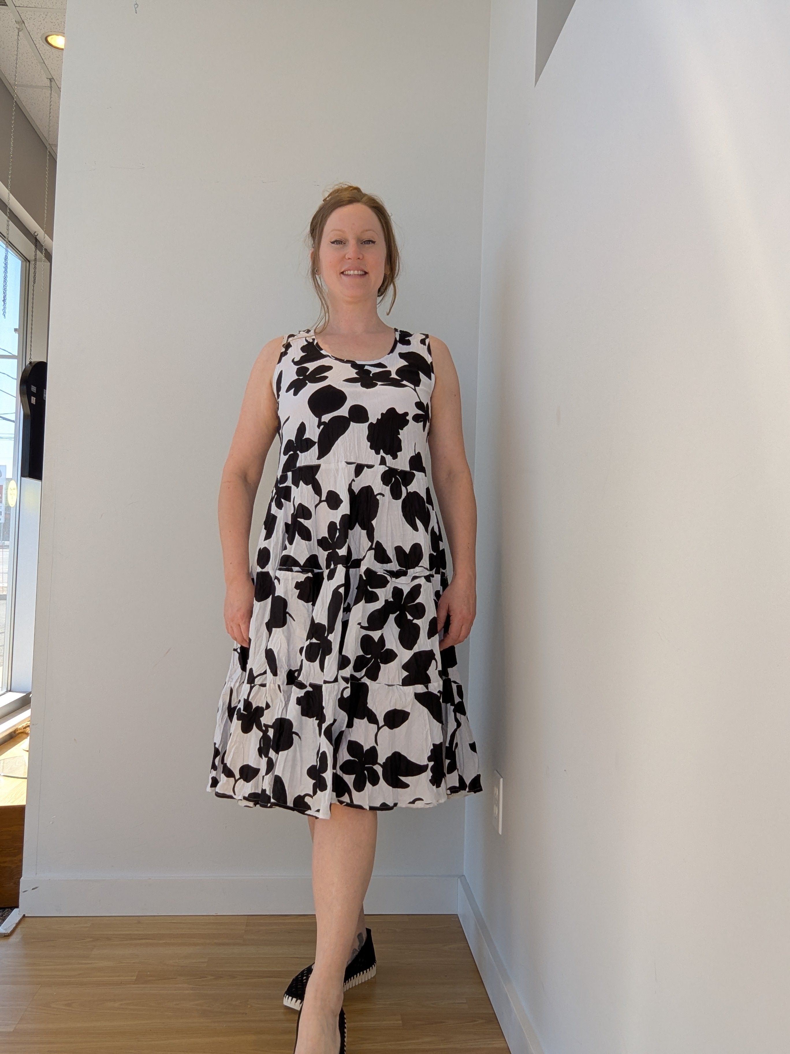 Robe midi sans manches imprimée blanc et noir, style classique et confortable en coton biologique.
