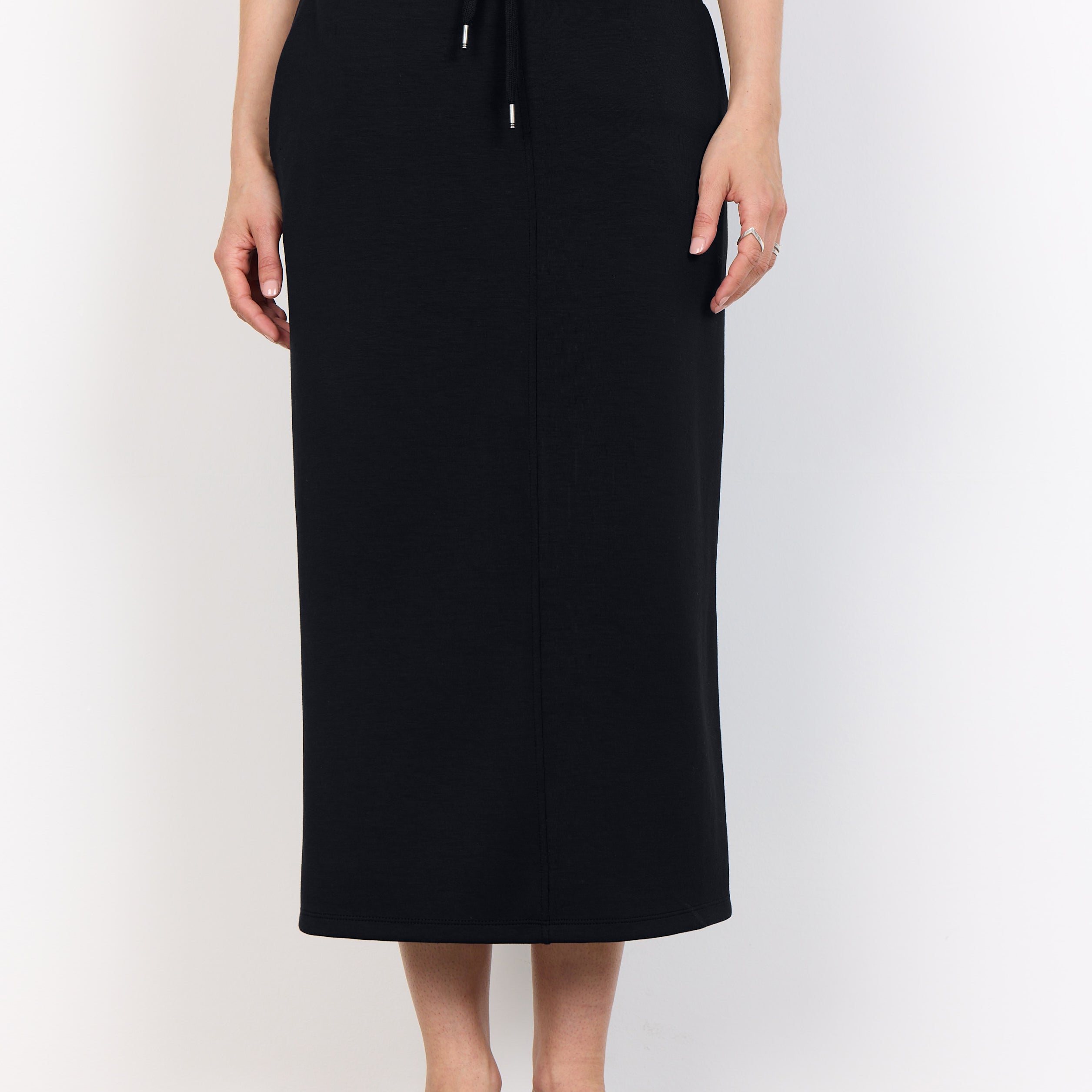 Achetez la jupe SC-Banu 250 de Soya Concept. Jupe au genou avec un cordon de serrage à la taille. Parfaite pour un look décontracté et élégant.