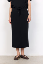 Achetez la jupe SC-Banu 250 de Soya Concept. Jupe au genou avec un cordon de serrage à la taille. Parfaite pour un look décontracté et élégant.