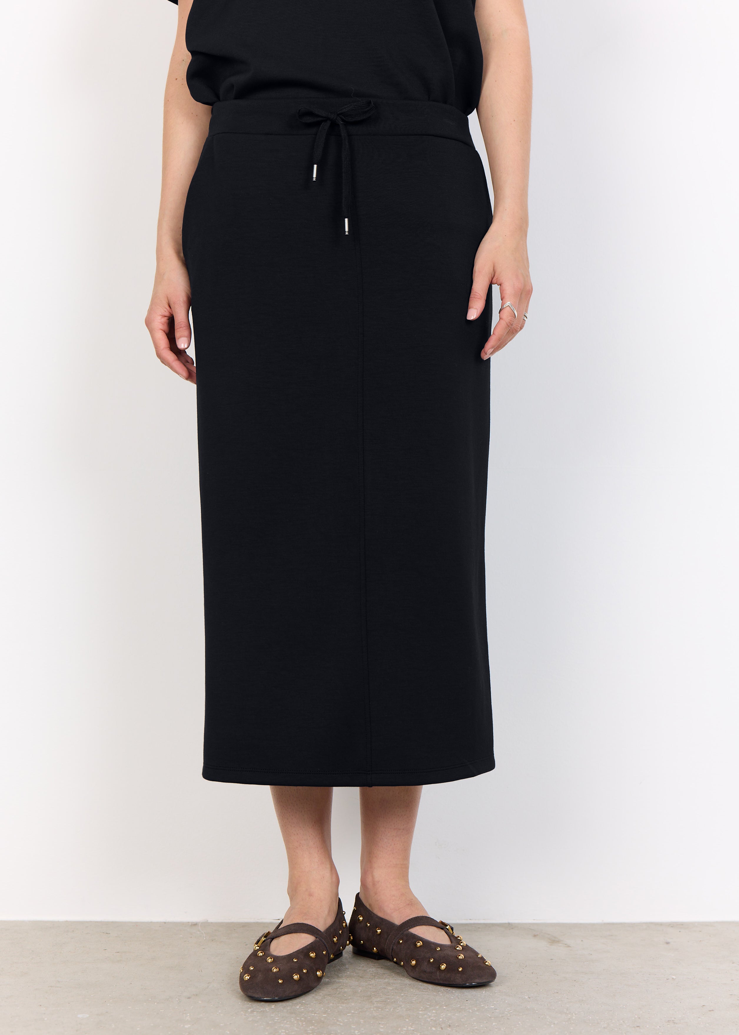 Achetez la jupe SC-Banu 250 de Soya Concept. Jupe au genou avec un cordon de serrage à la taille. Parfaite pour un look décontracté et élégant.