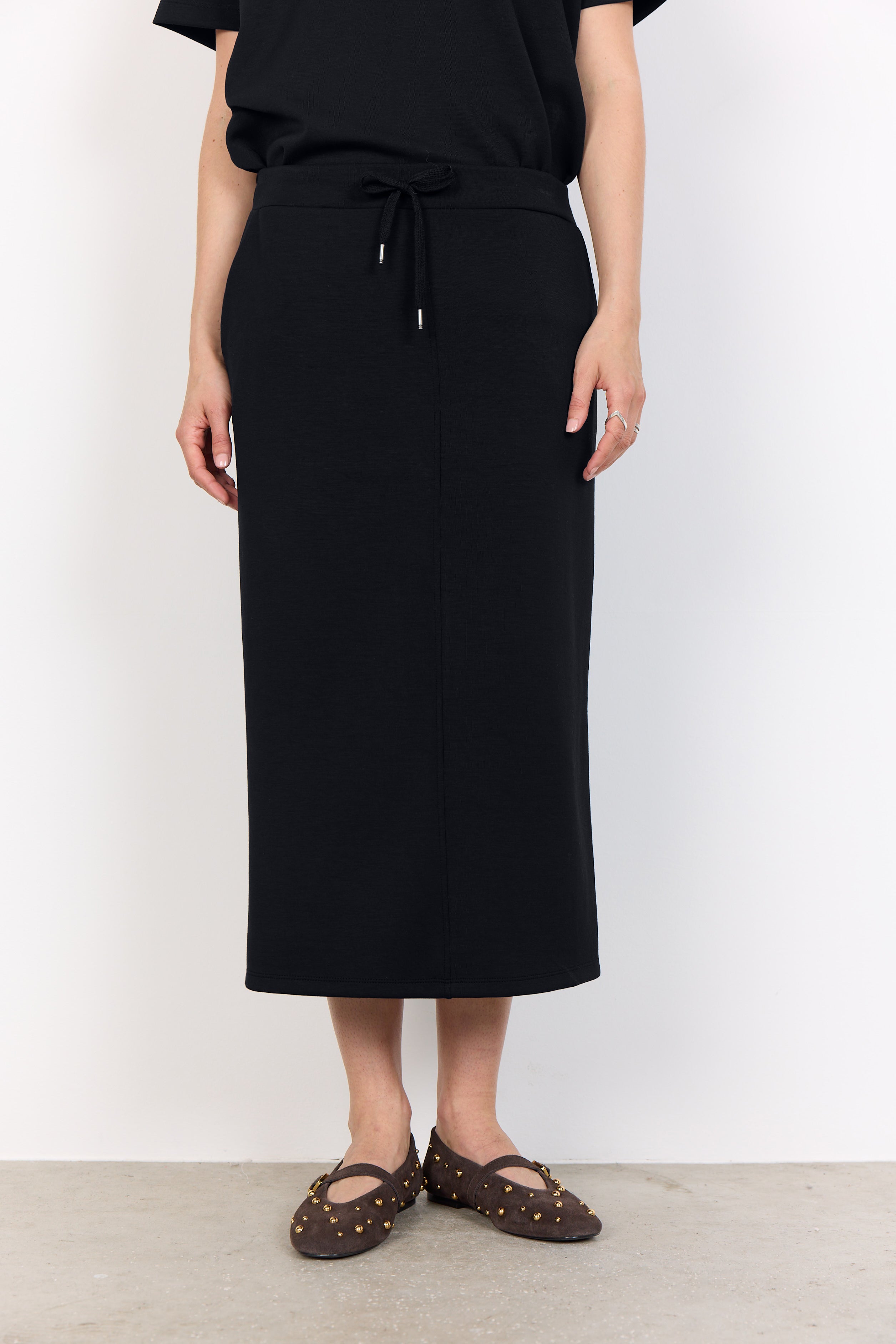 Achetez la jupe SC-Banu 250 de Soya Concept. Jupe au genou avec un cordon de serrage à la taille. Parfaite pour un look décontracté et élégant.