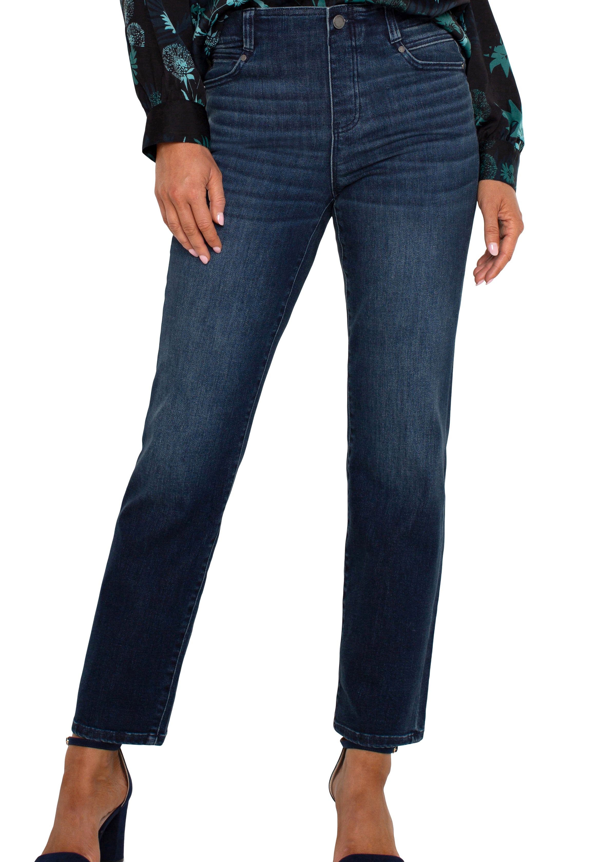 Jeans Liverpool Gia Glider pull-on Warner Lake porté avec une blouse, vue de face