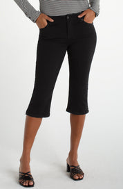 Capri extensible en jeans noir, tissu en coton, polyester et viscose, coupe confortable et style polyvalent.