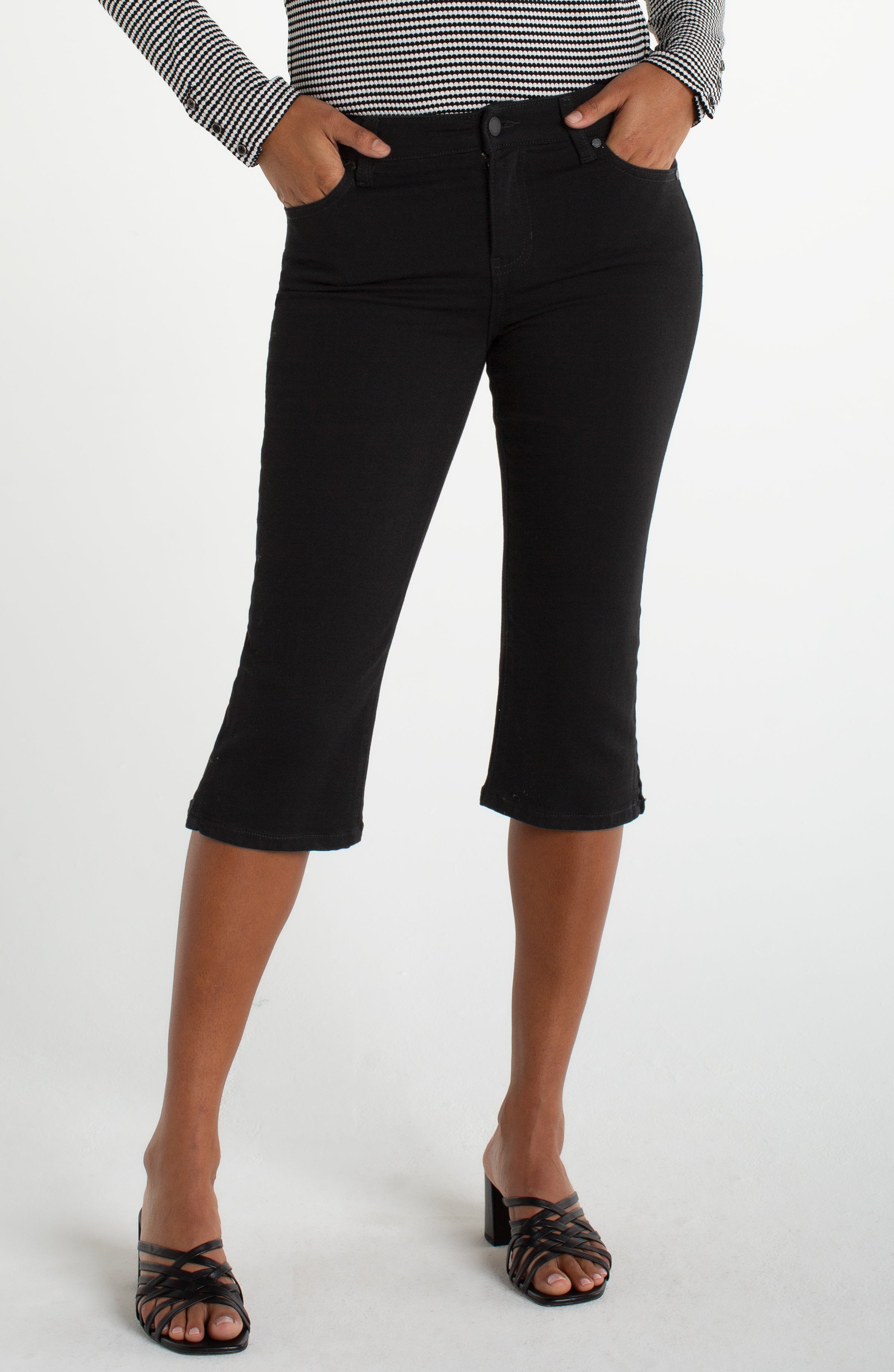 Capri extensible en jeans noir, tissu en coton, polyester et viscose, coupe confortable et style polyvalent.