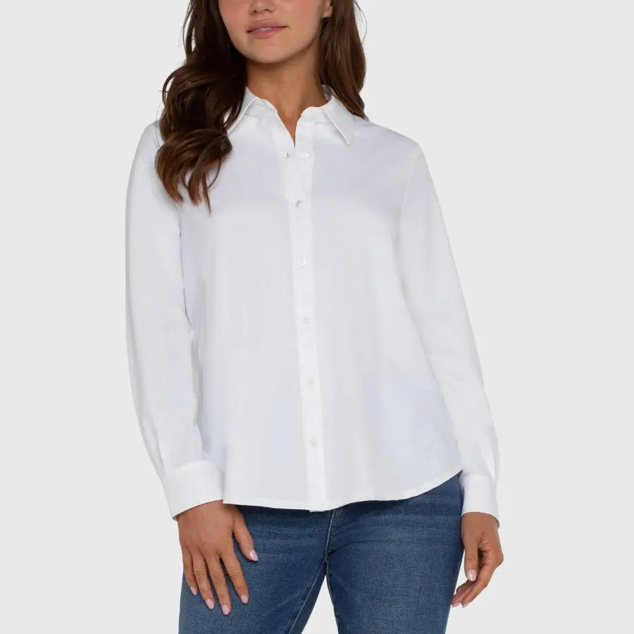 Femme portant le chemisier blanc extensible Liverpool LM8E25ETK, vue de face