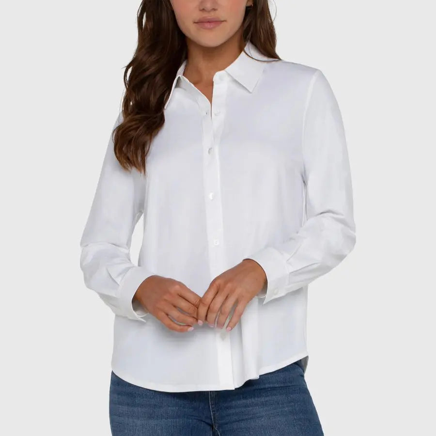 Chemisier blanc extensible Liverpool LM8E25ETK à col classique et boutons, vue rapprochée