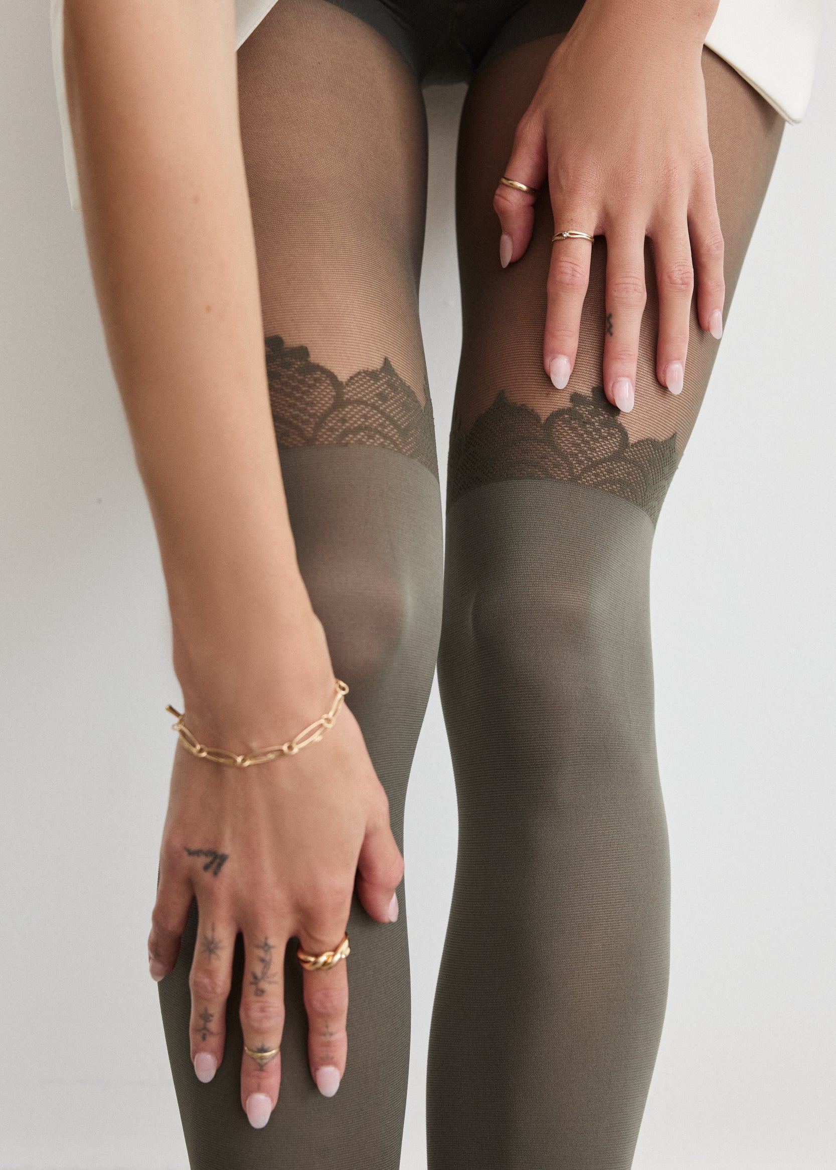 LacecrownoverthekneeinOlivecloseup.jpg