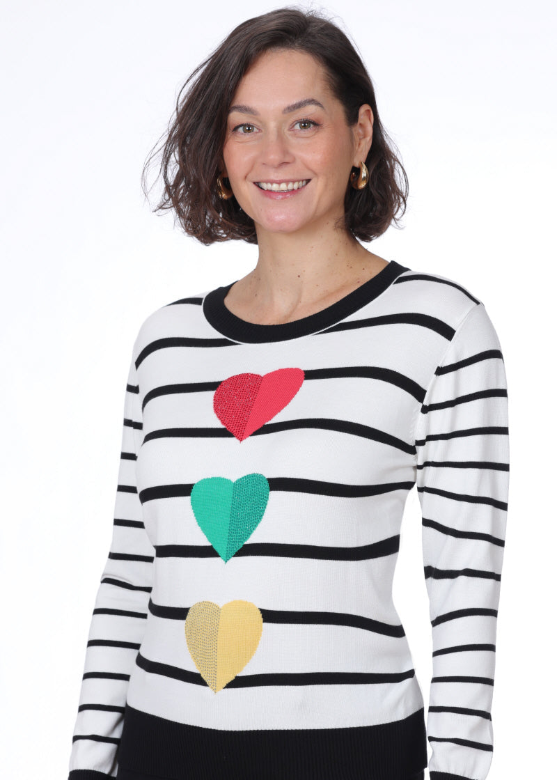 Chandail en tricot léger pour femme, de couleur ivoire, avec des rayures subtiles et trois cœurs décoratifs. Composition 100% Viscose. Marque NESS.