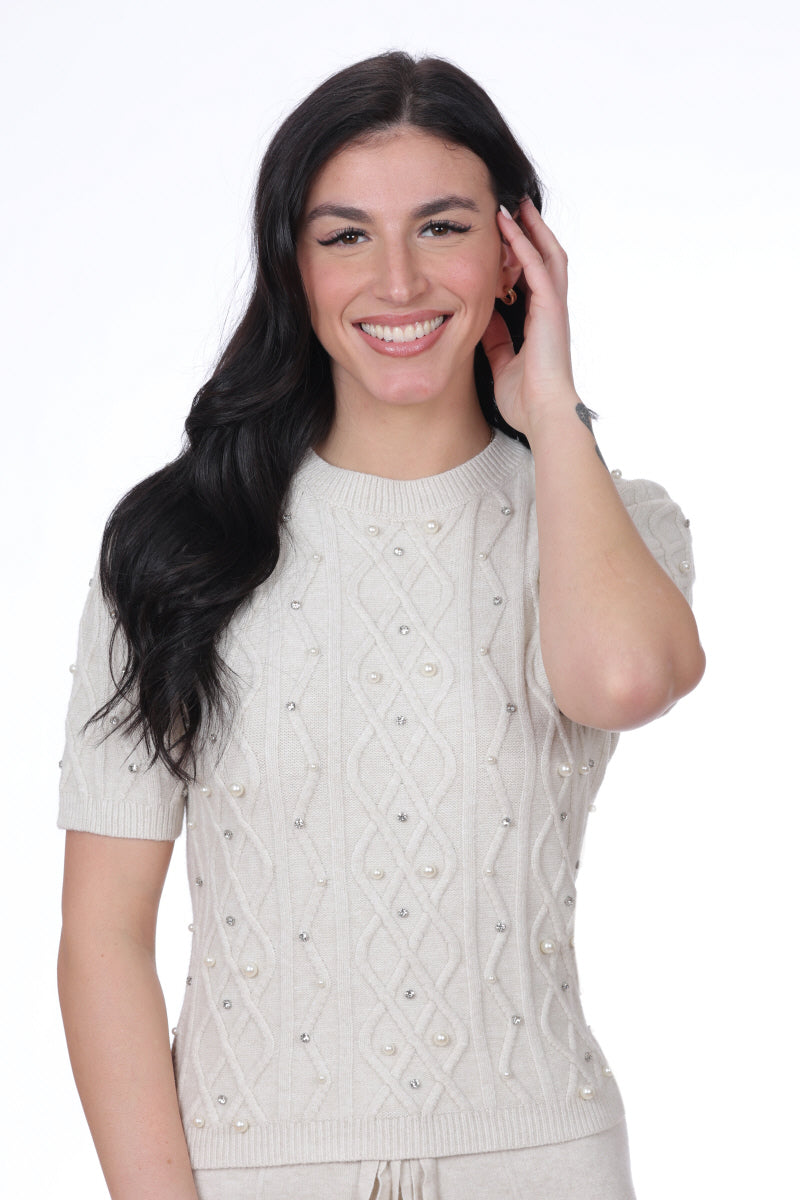 Chandail en tricot à manches courtes pour femme, de couleur beige, orné de perles. Tissu en viscose et polyamide mélangés. Marque NESS.