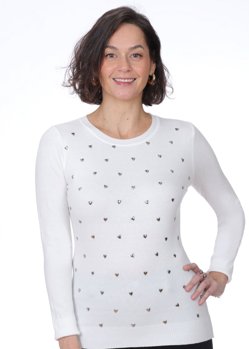 Chandail en tricot léger pour femme, de couleur ivoire, avec des motifs de cœurs argentés. Tissu doux en viscose mélangée. Marque NESS.
