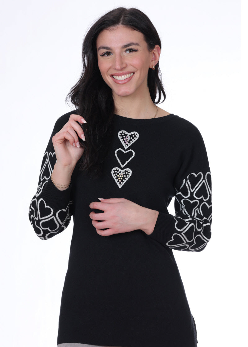 Chandail en tricot noir pour femme avec un motif de cœurs imprimé sur les manches. Tissu doux en viscose mélangée. Marque NESS.