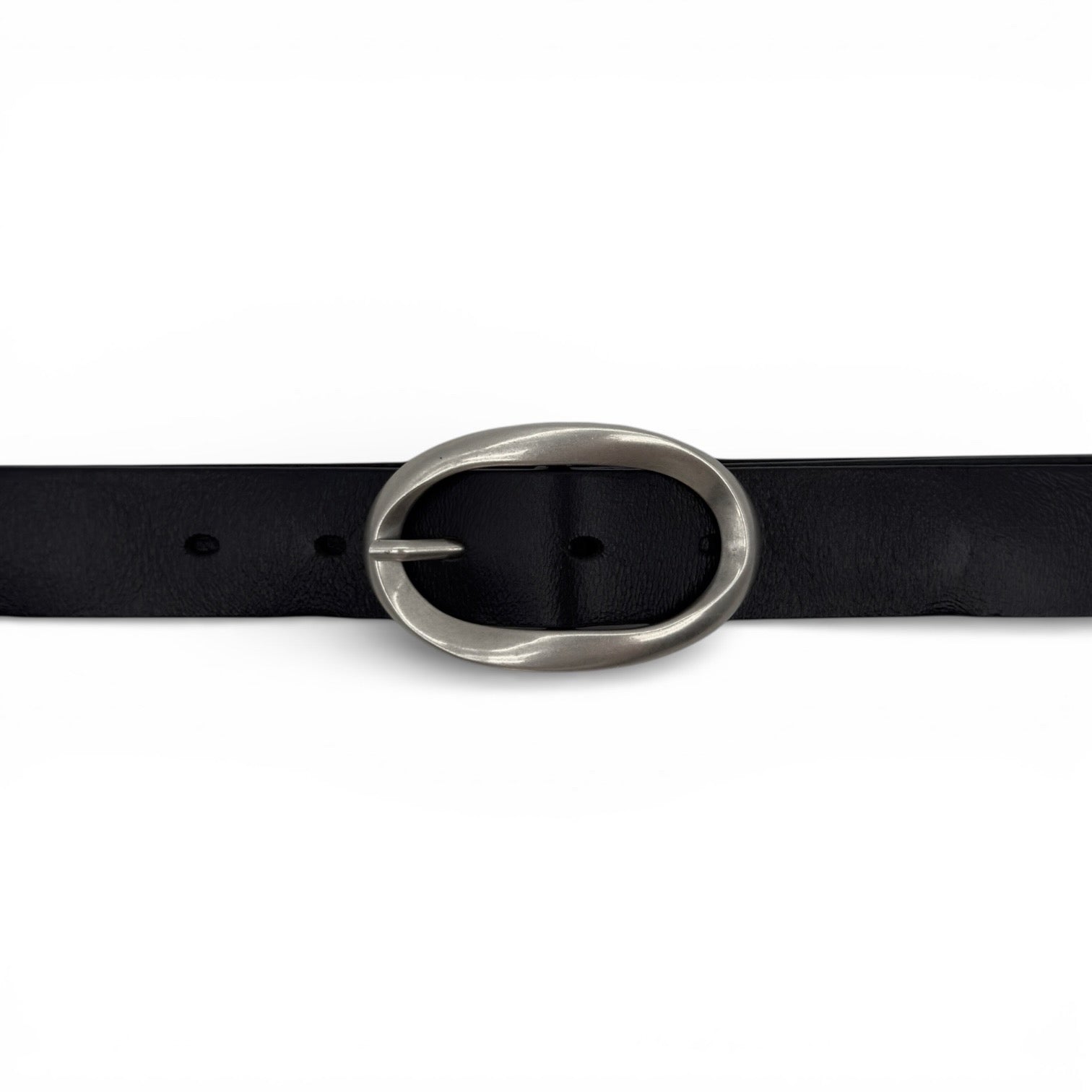 Détail de la ceinture Nana noire en cuir et de sa grande boucle ovale argentée