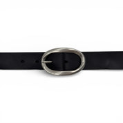 Détail de la ceinture Nana noire en cuir et de sa grande boucle ovale argentée