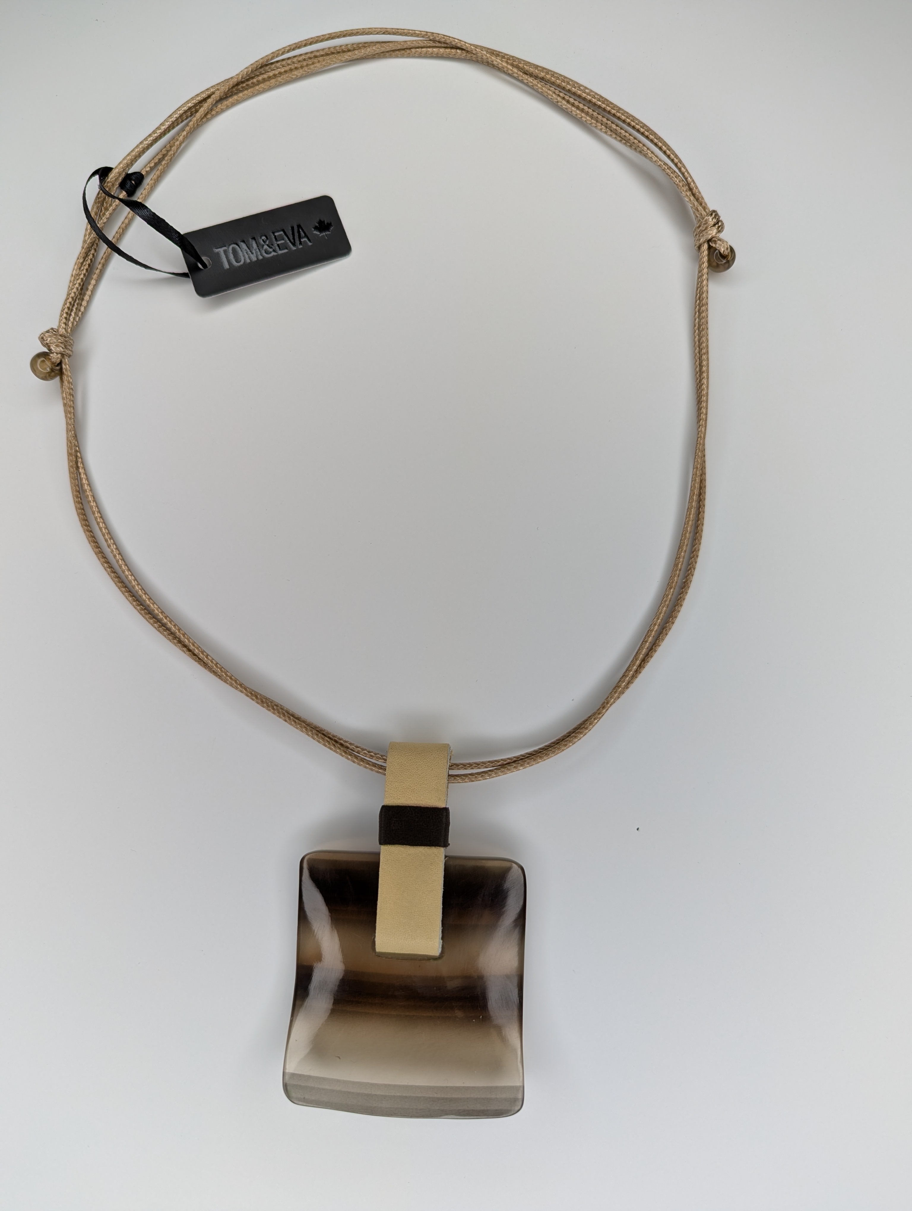 Collier Ajustable Pendantif Carré Léger en résine sans Métal