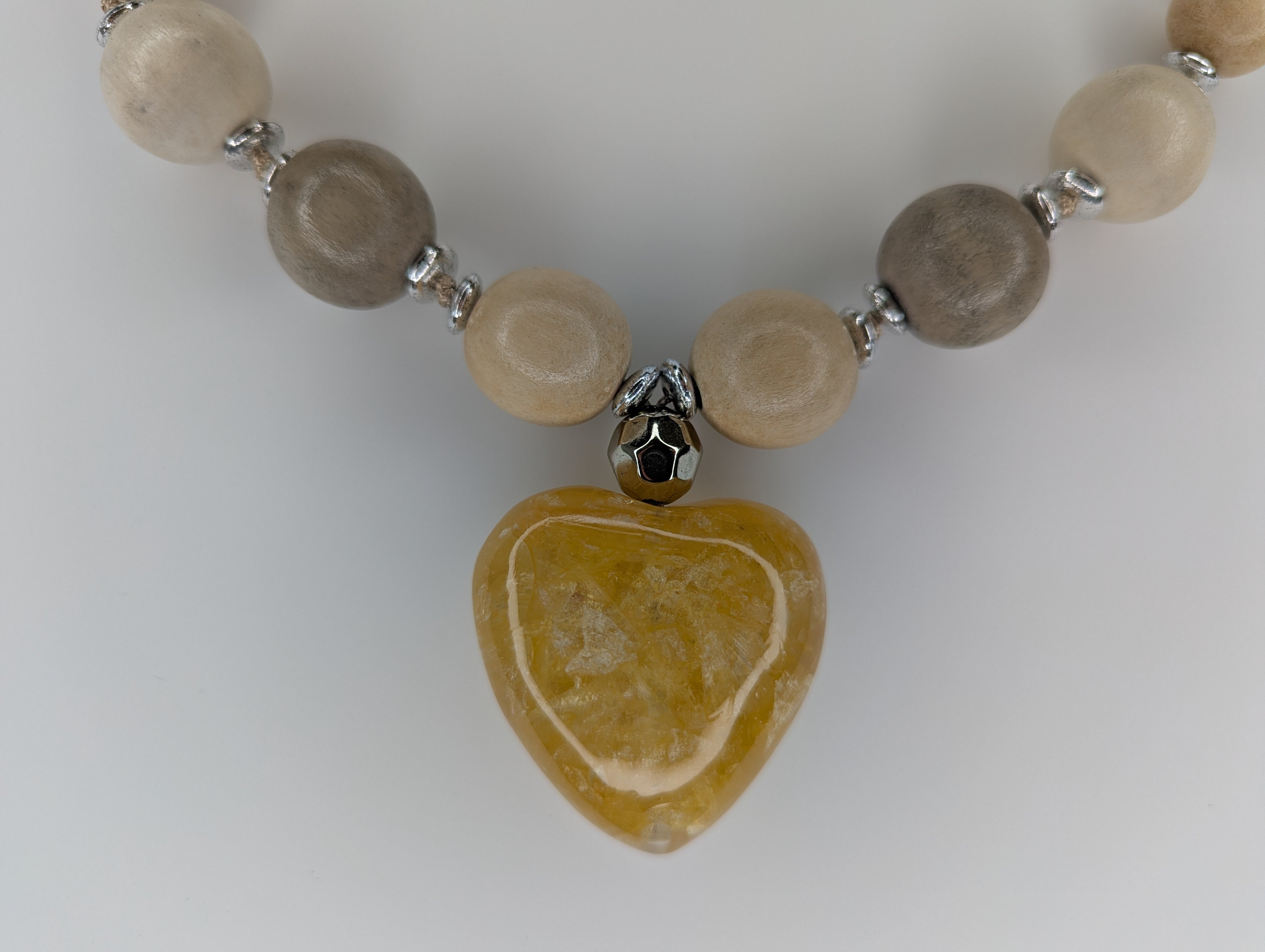 Collier Mi-long Léger en résine et Bois