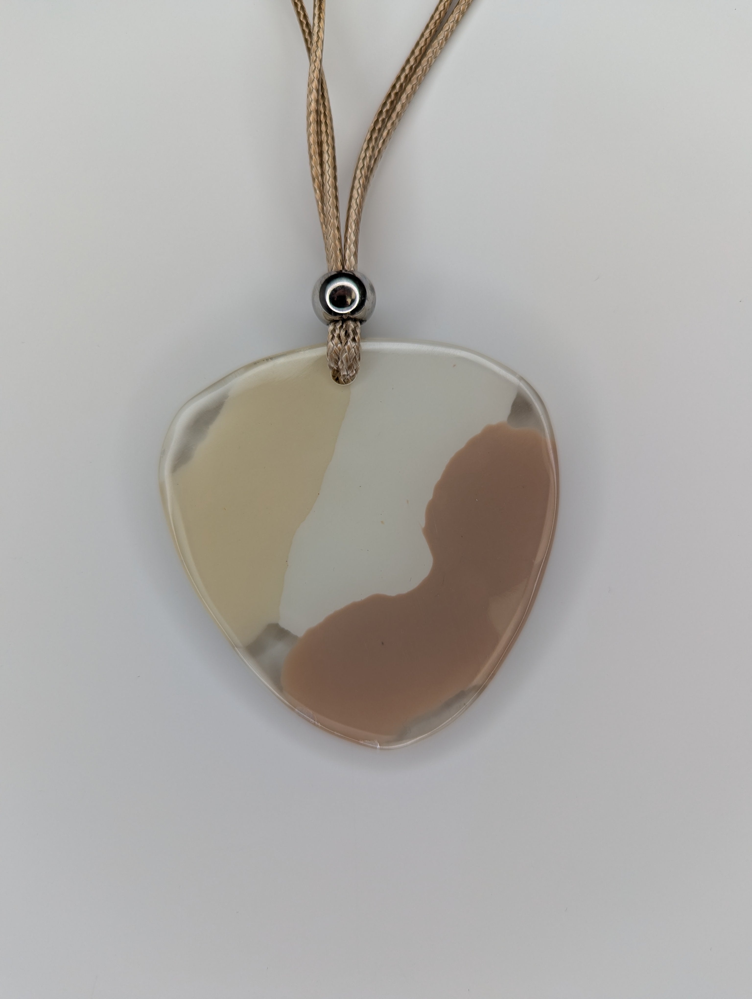 Collier Ajustable Léger en résine sans Métal Tons Naturels