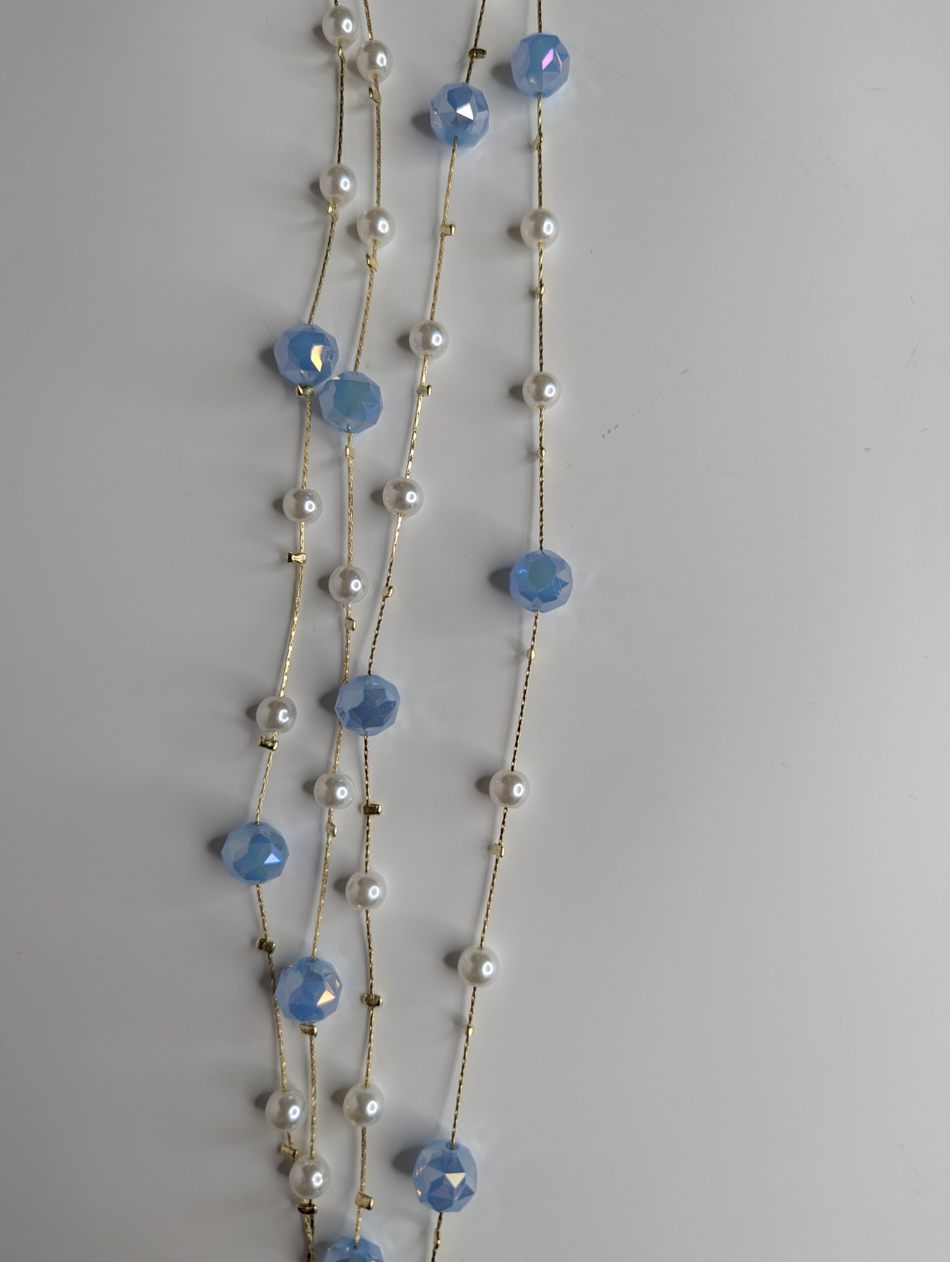 Collier long avec Perles et Bille bleues