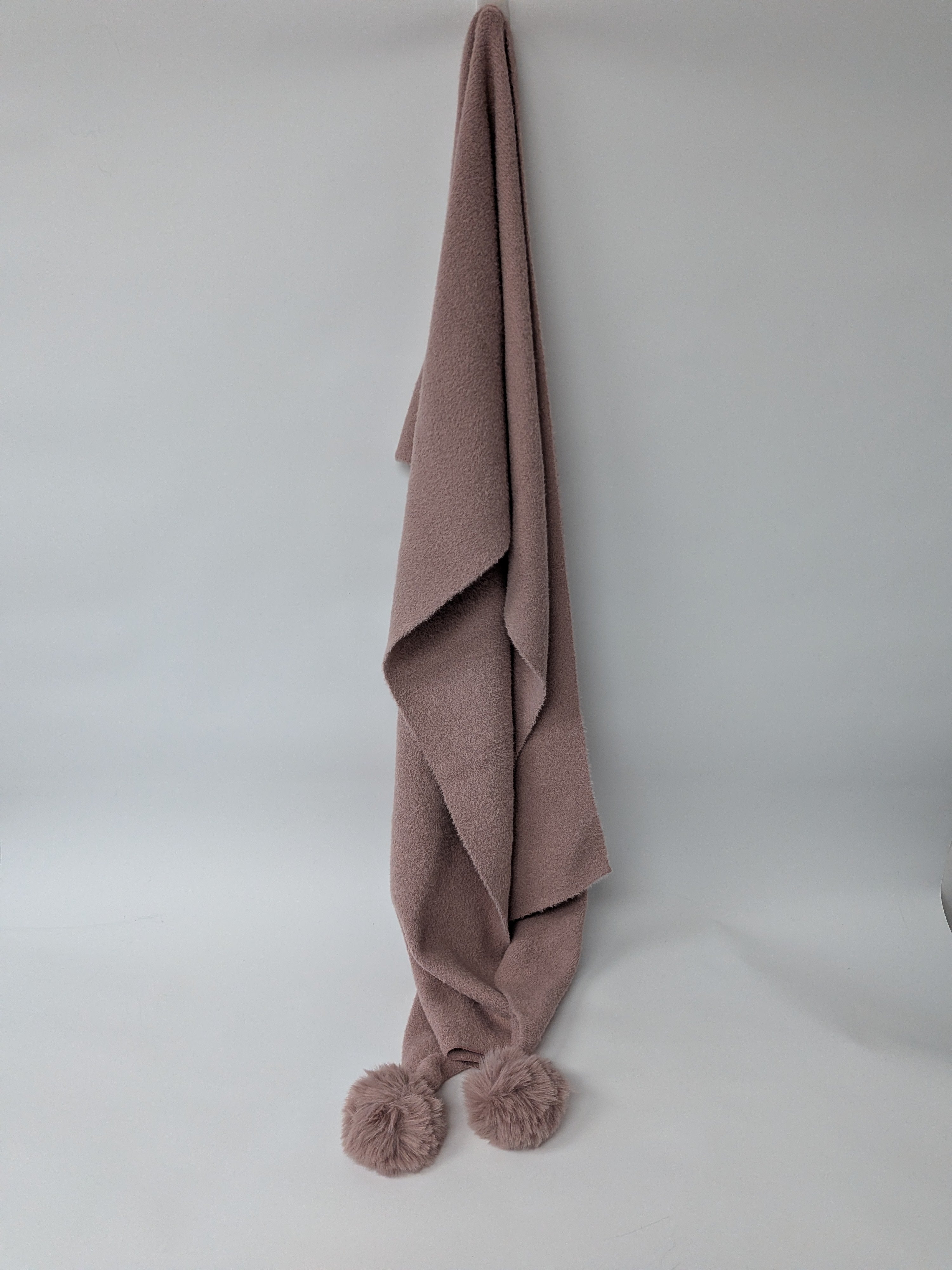 Foulard vieux rose avec deux pompons en vrai lapin