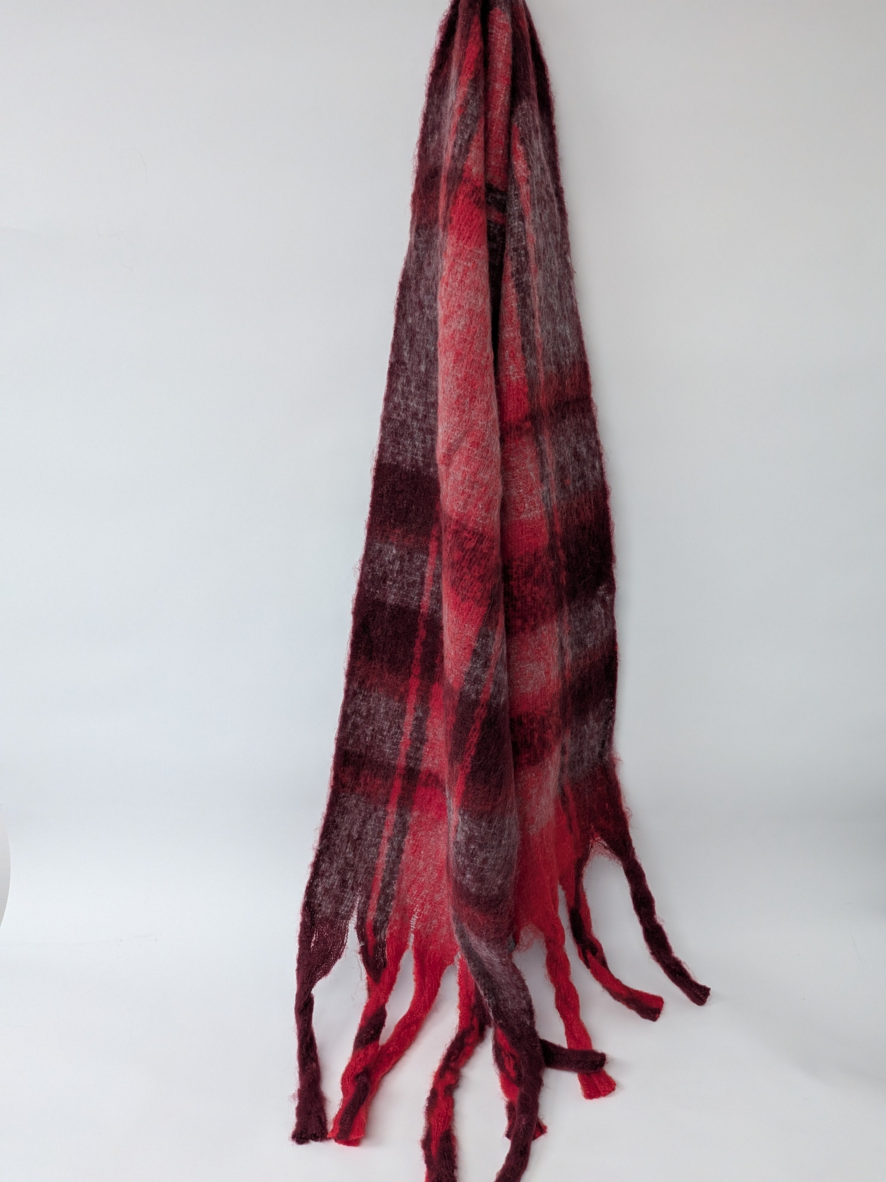 Foulard rouge et bordeaux à carreaux avec longues franges