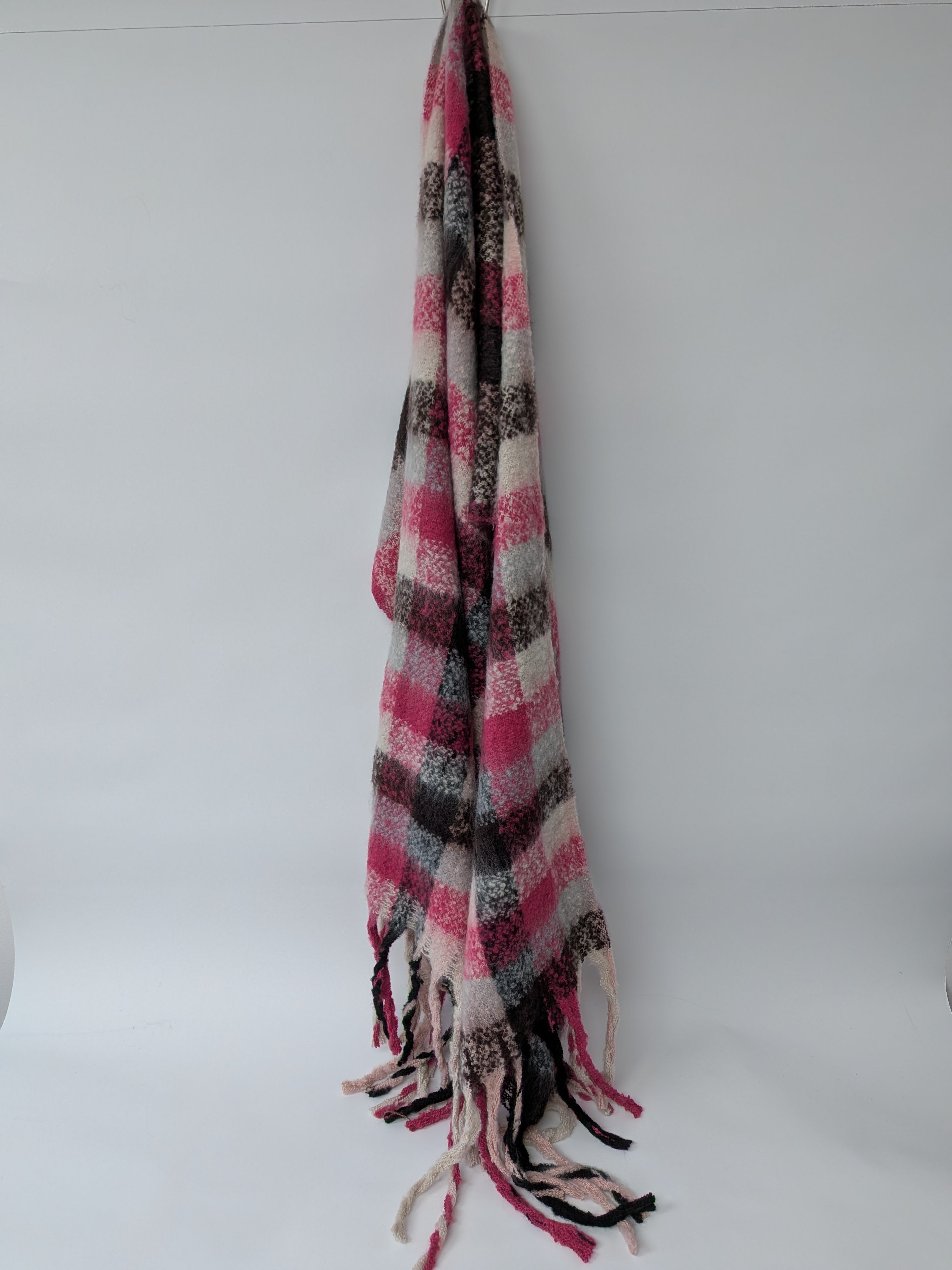 Foulard rose crème et charbon à carreaux avec franges