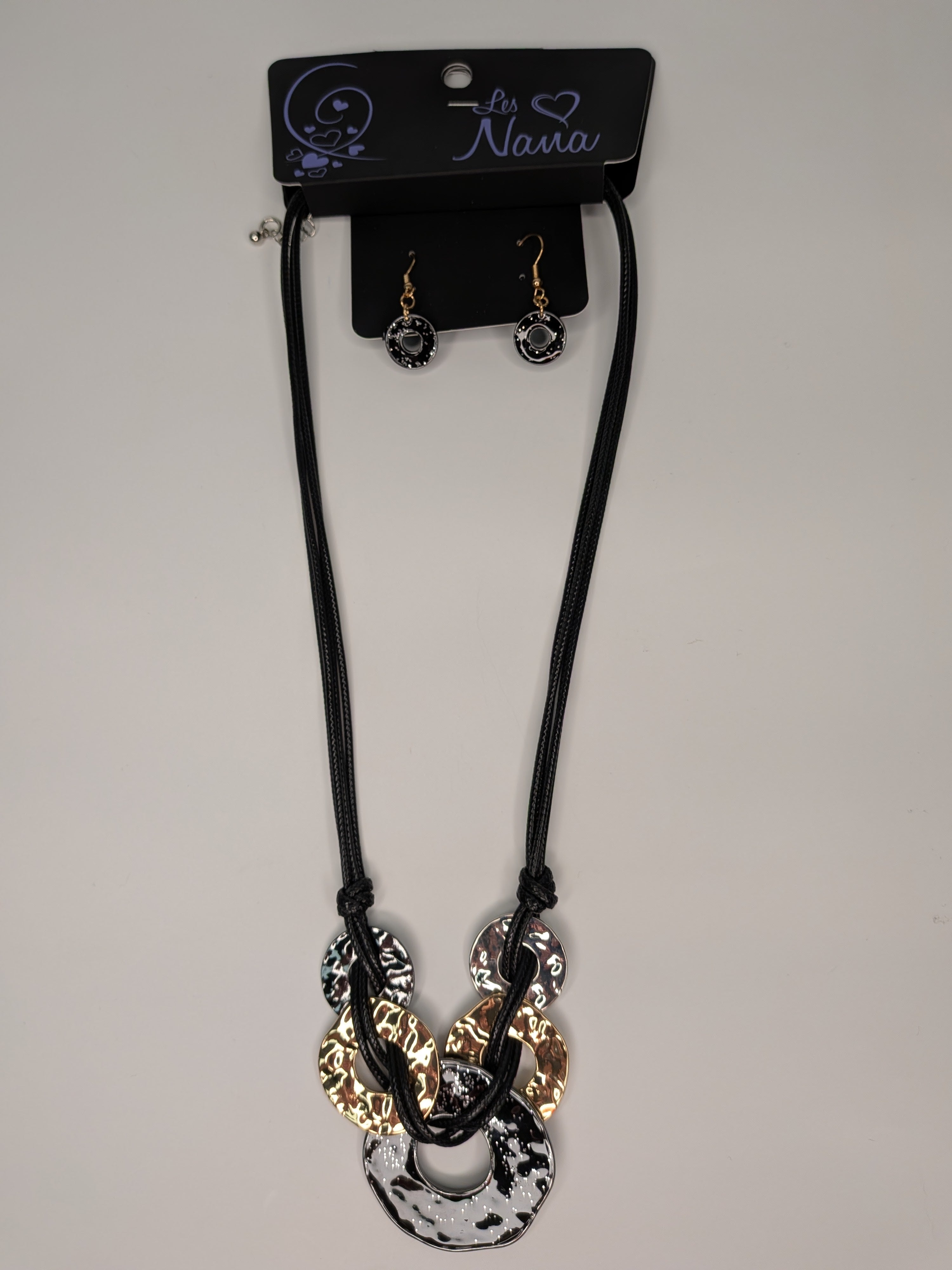 Collier noir à anneaux martelés aux tons métalliques variés