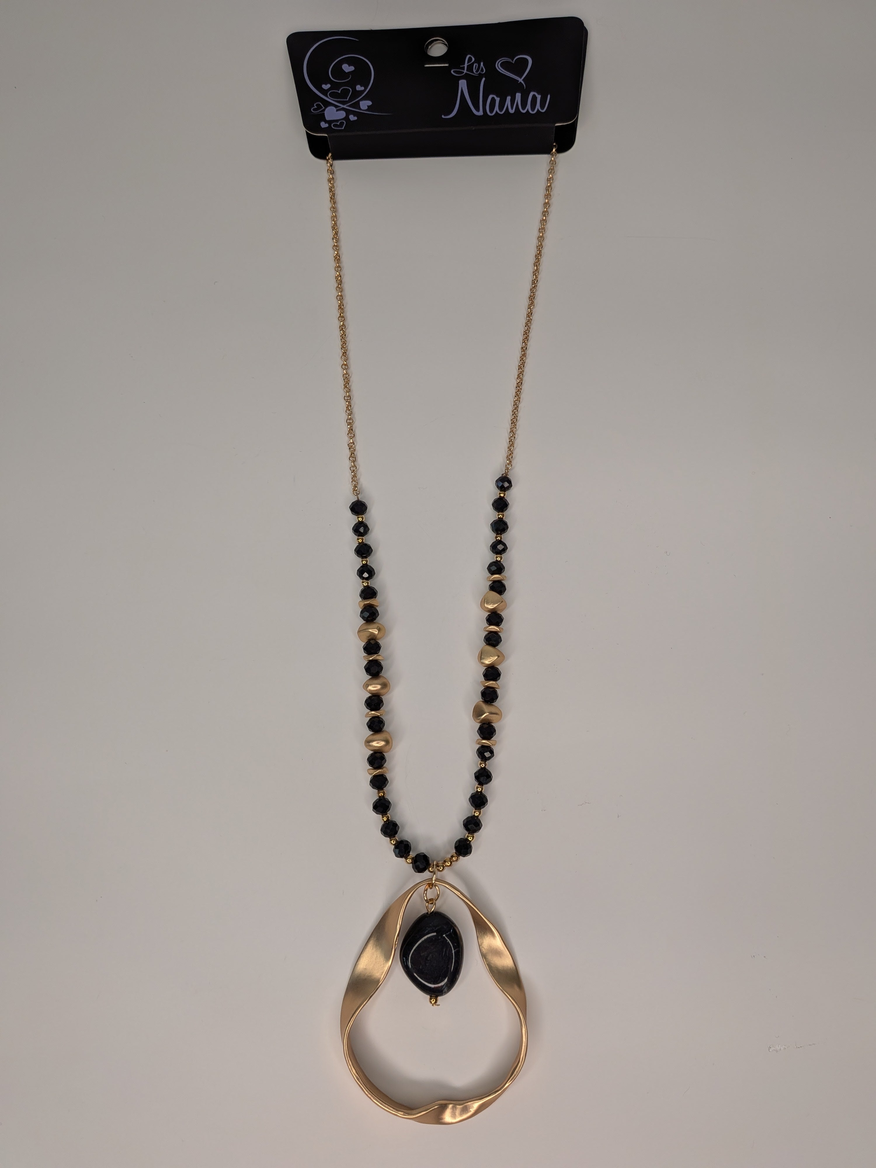 Collier long or à perles et pendentif noir