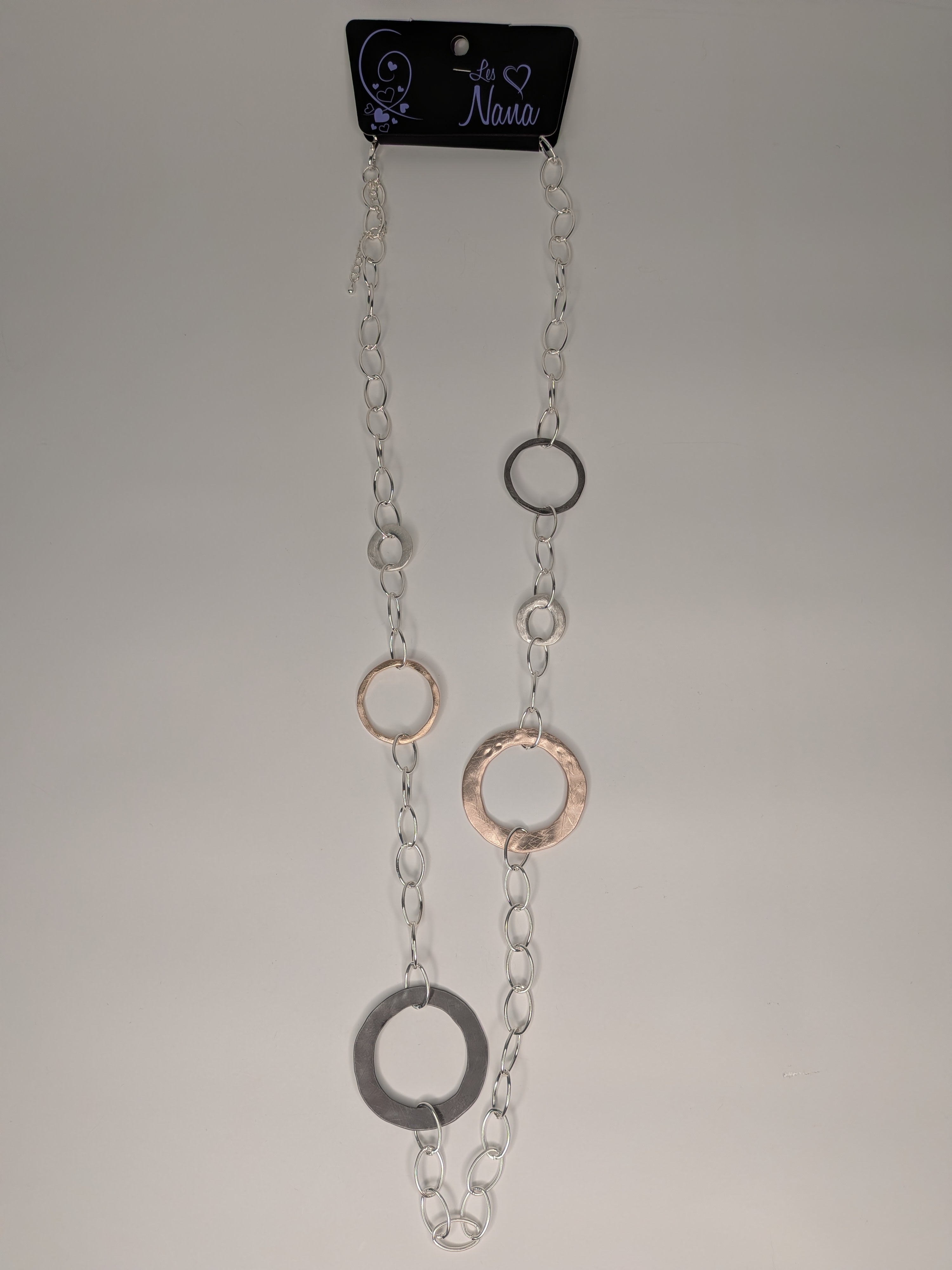 Collier long argent à anneaux de formats variés