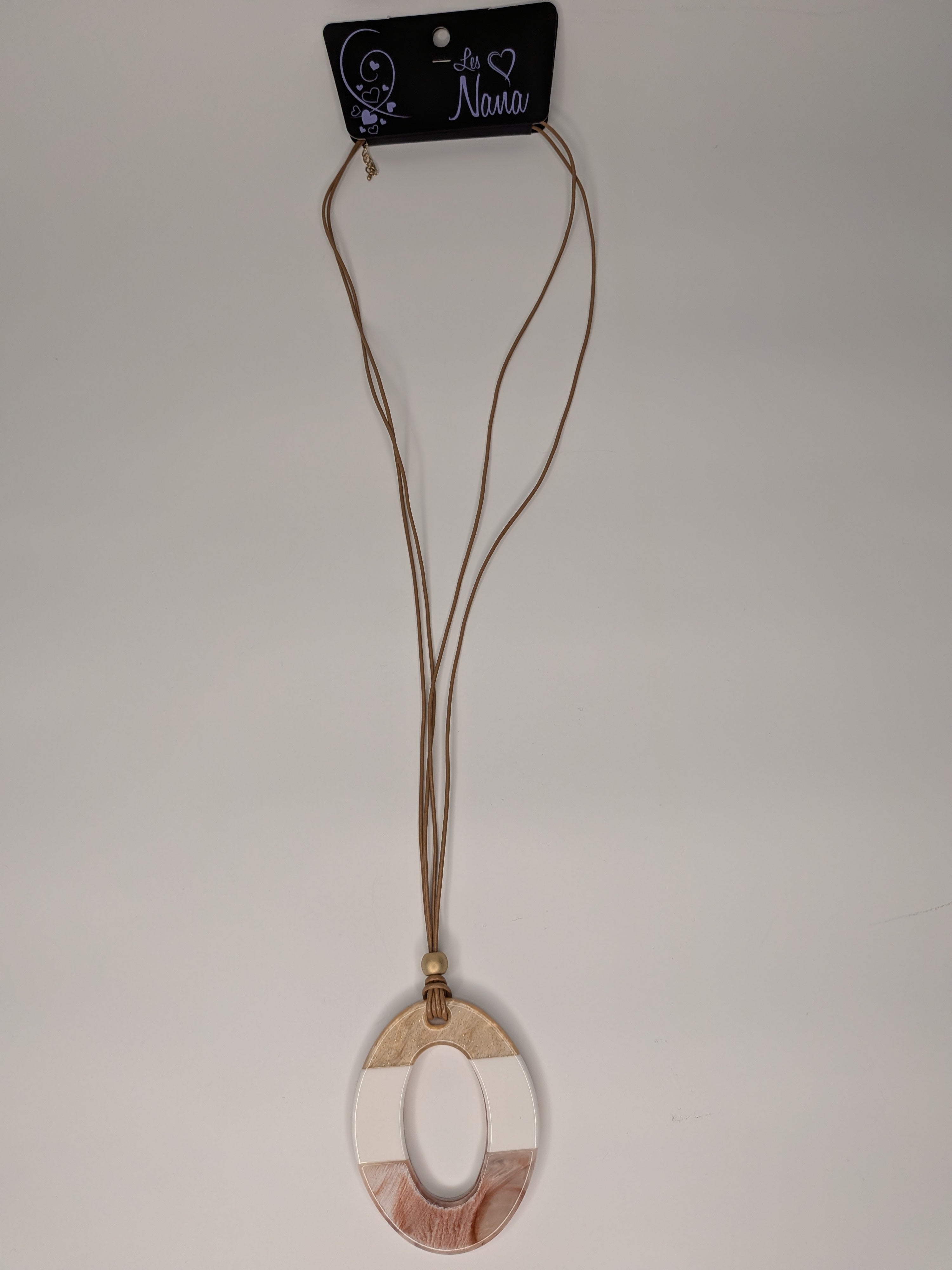 Collier long beige à grand pendentif ovale ajouré
