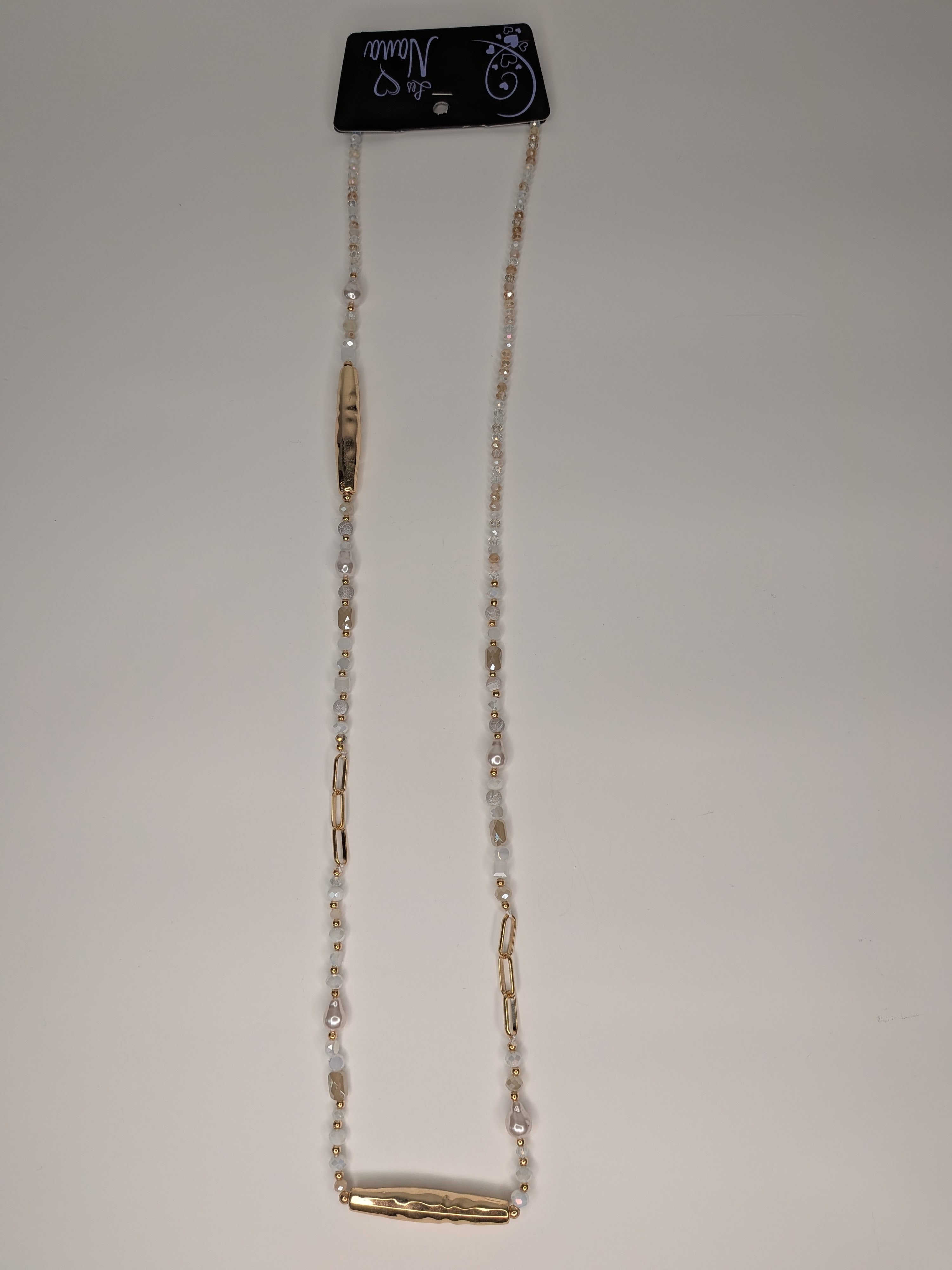 Collier long or à perles claires et barres martelées