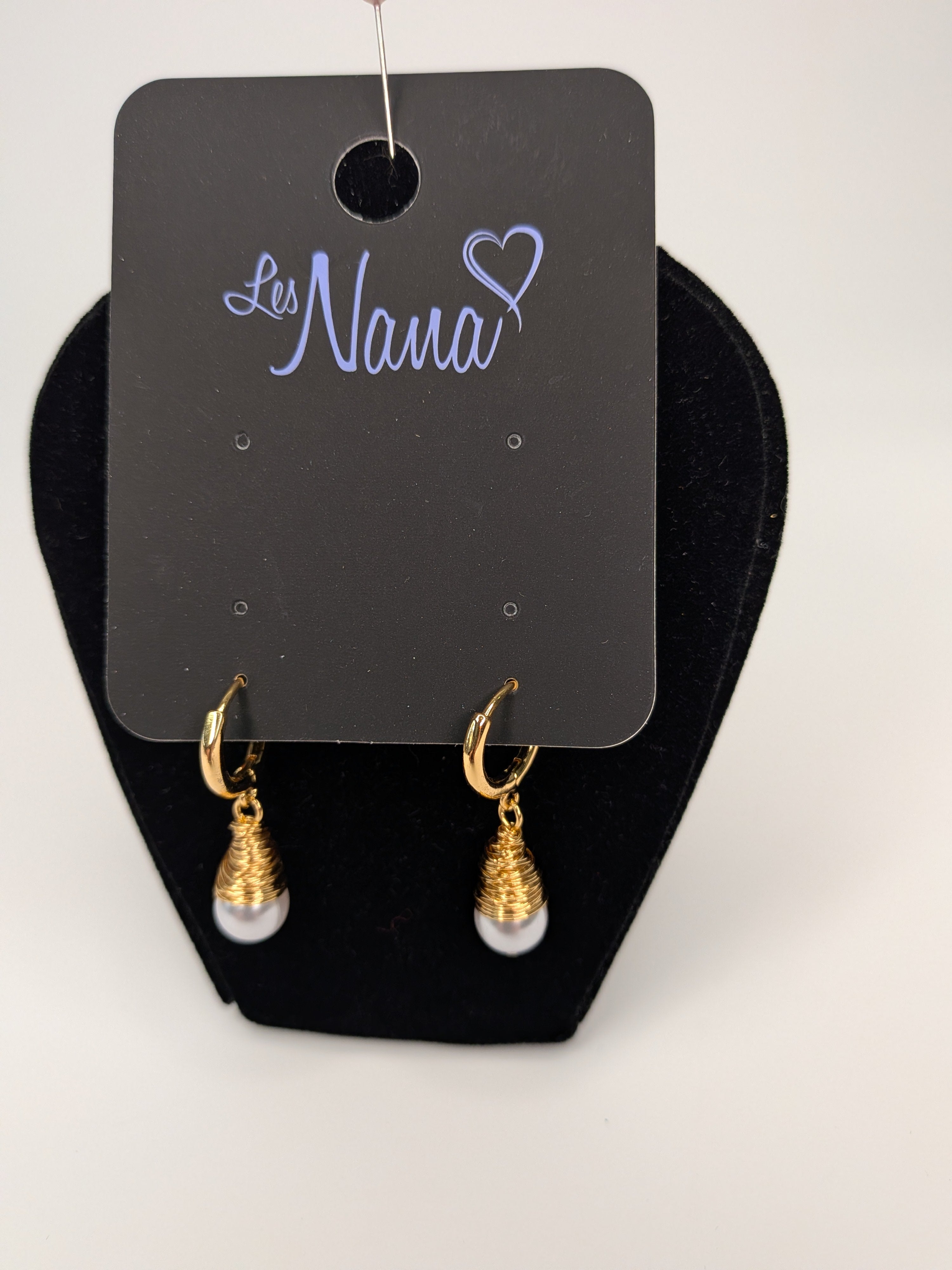 Boucles d’oreilles or à perles blanches