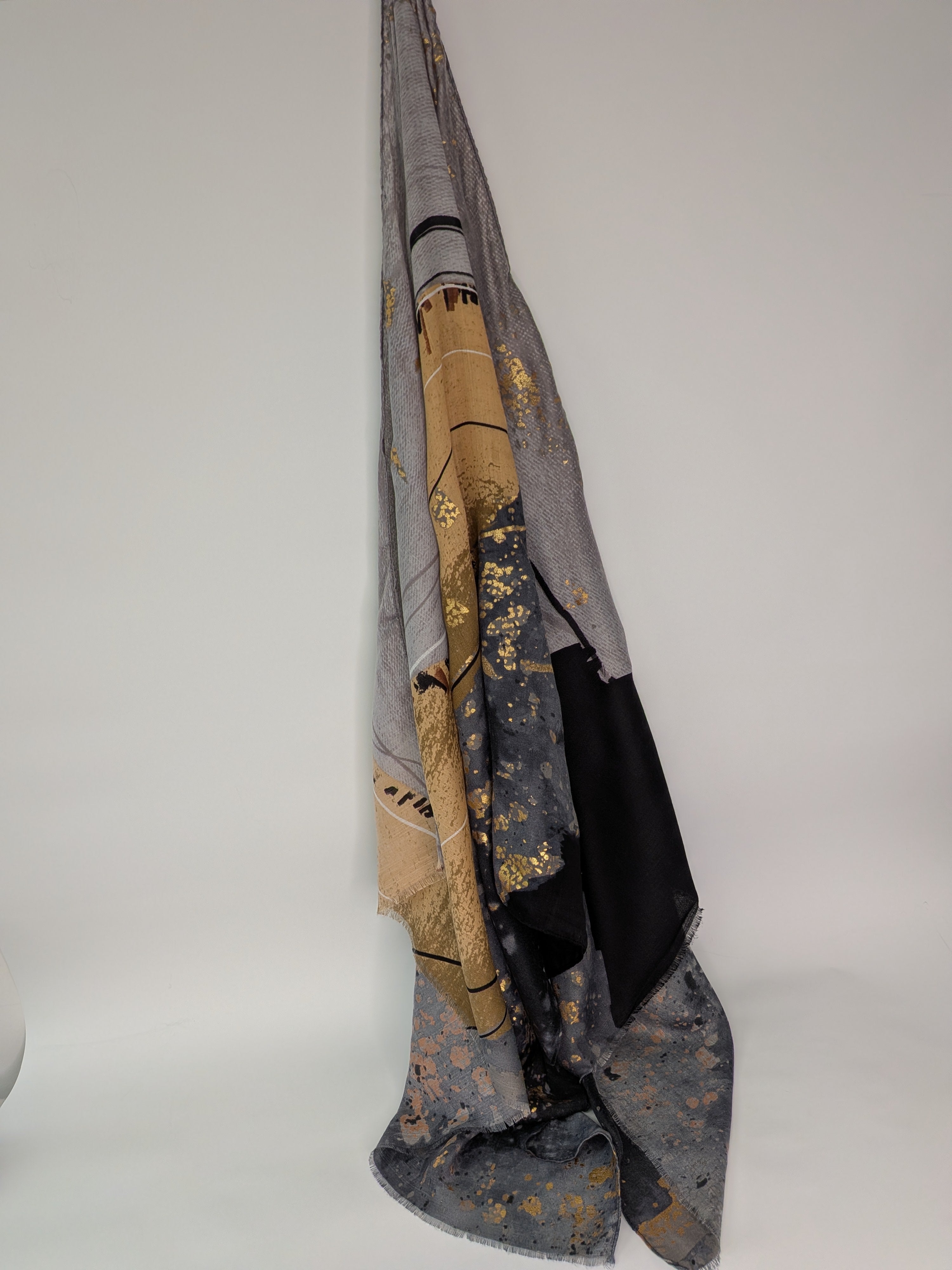 Foulard gris à motif abstrait noir et beige avec éclats or