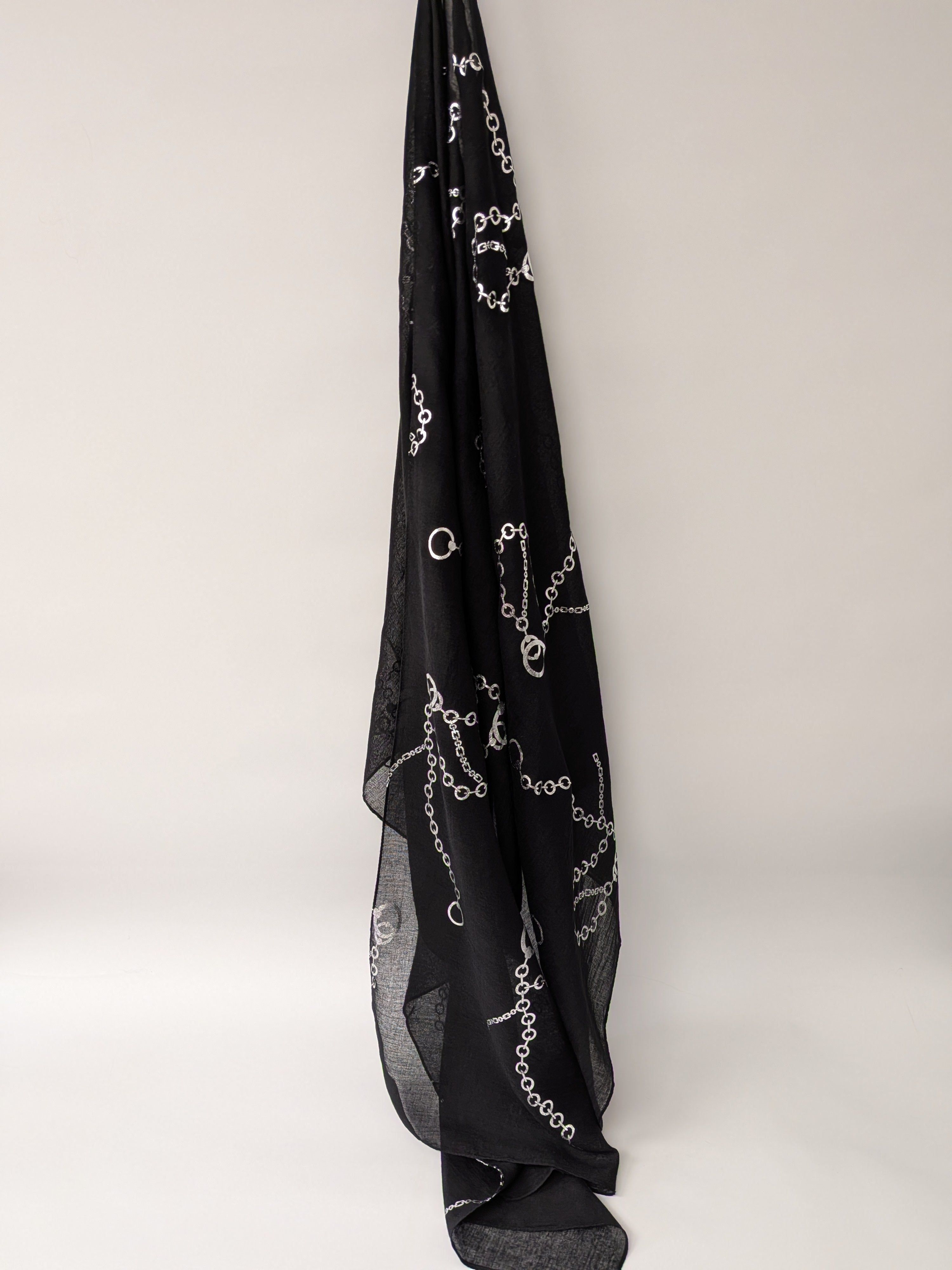 Foulard noir à motif de chaînes argent