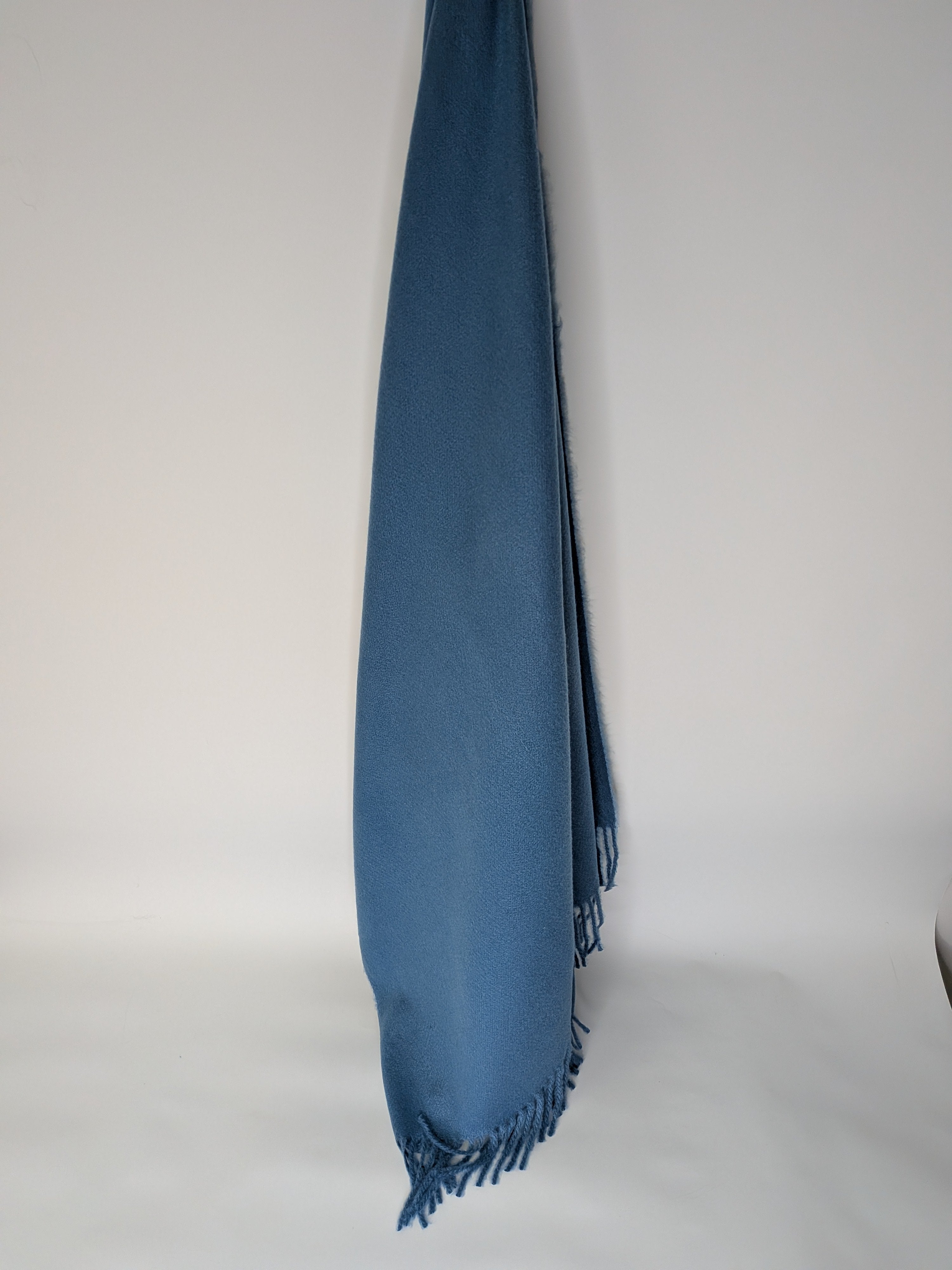 Foulard bleu uni à franges