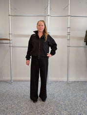 Veste Noire Zippée à Col Montant