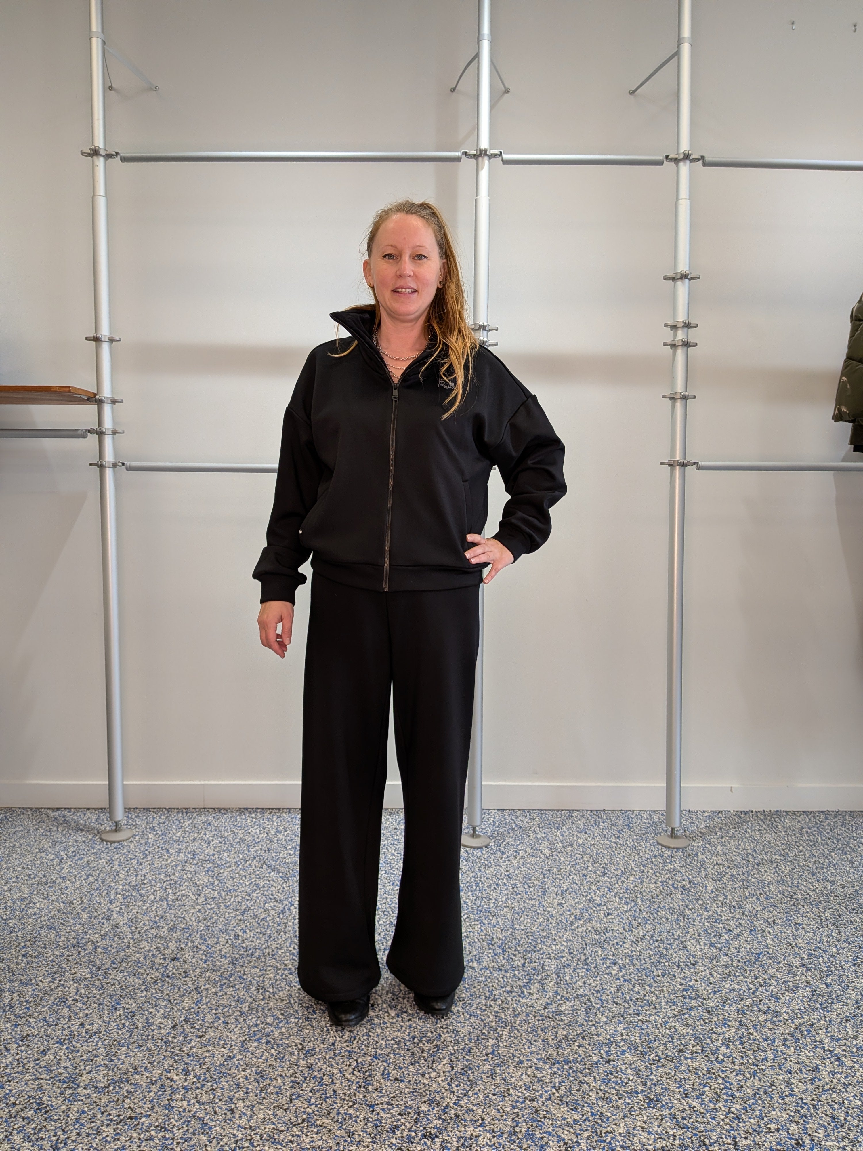 Veste Noire Zippée à Col Montant