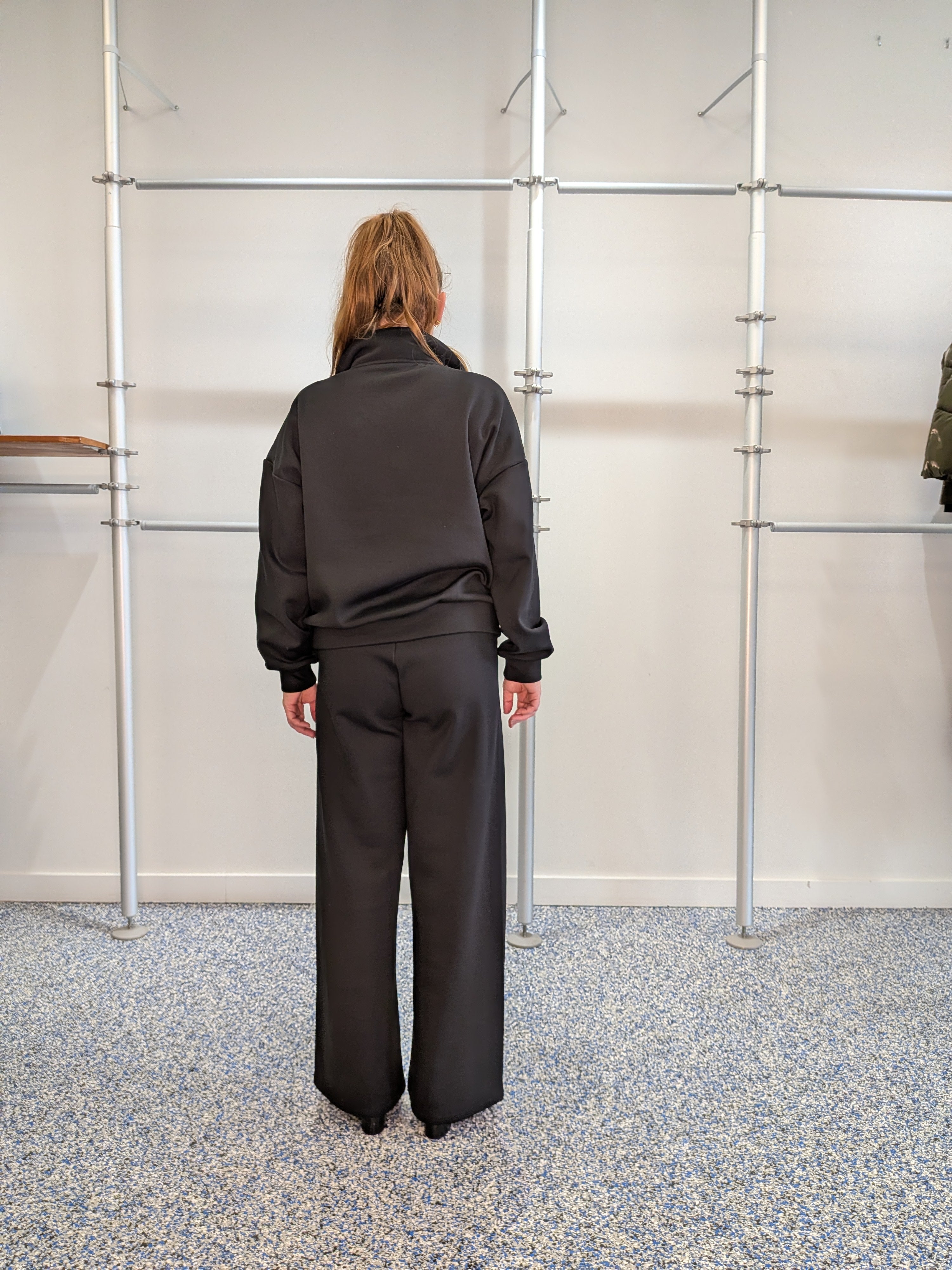 Veste Noire Zippée à Col Montant