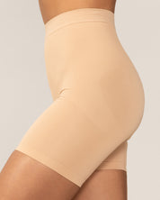 Short sculptant sans coutures de couleur neutre de la compagnie Rachel, illustrant l'effet gainant sur la silhouette.