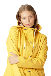 Imperméable court couleur citron avec intérieur beige, style pratique et lumineux.