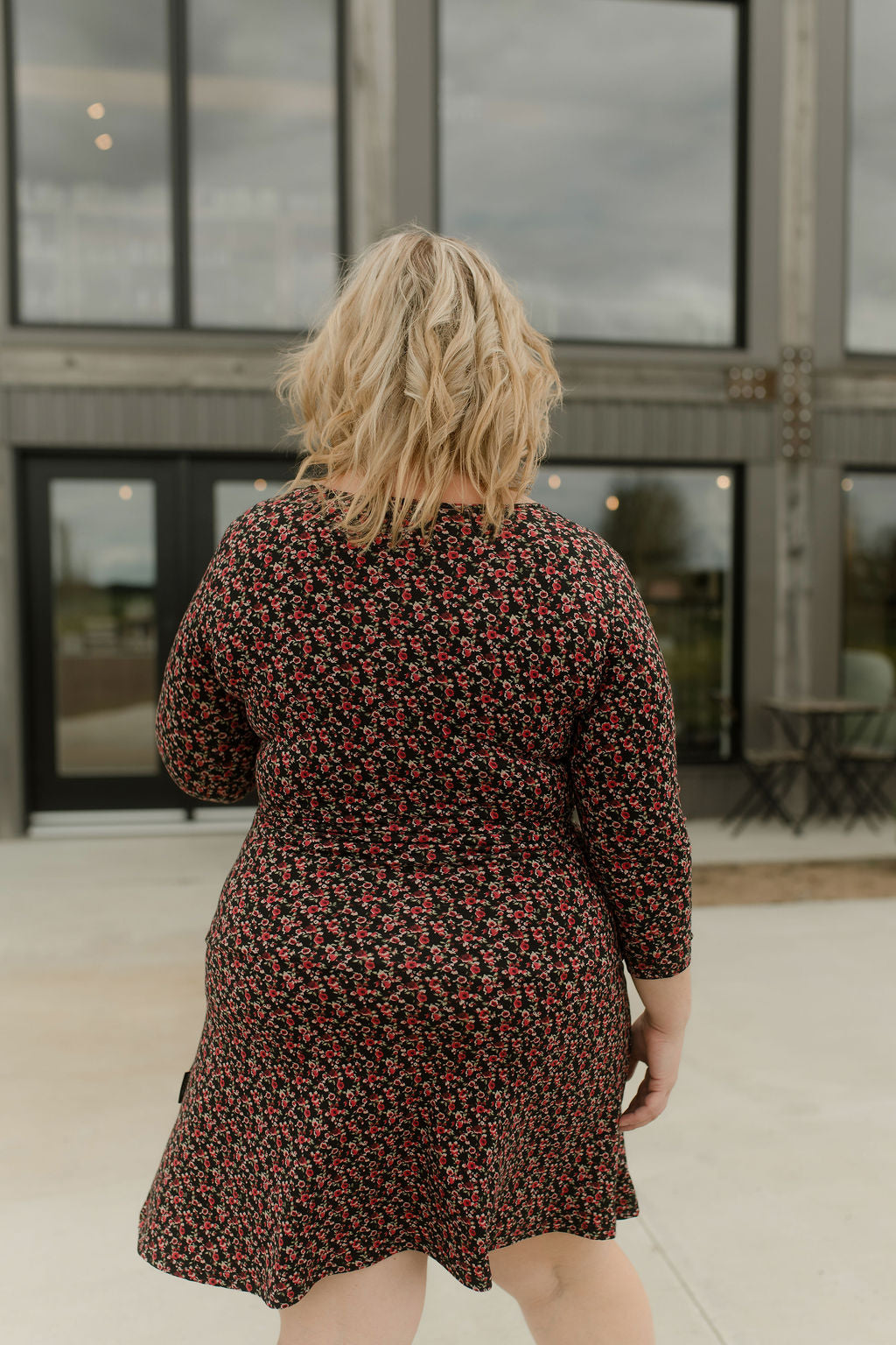 Robe Mattawin à fleurs rouges, deuxième vue portée