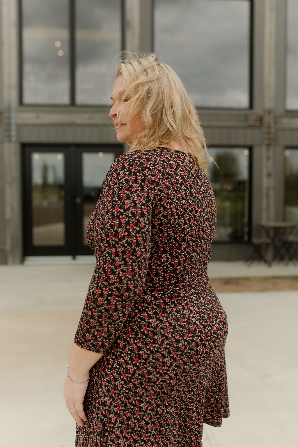 Robe Mattawin à fleurs rouges, vue de côté
