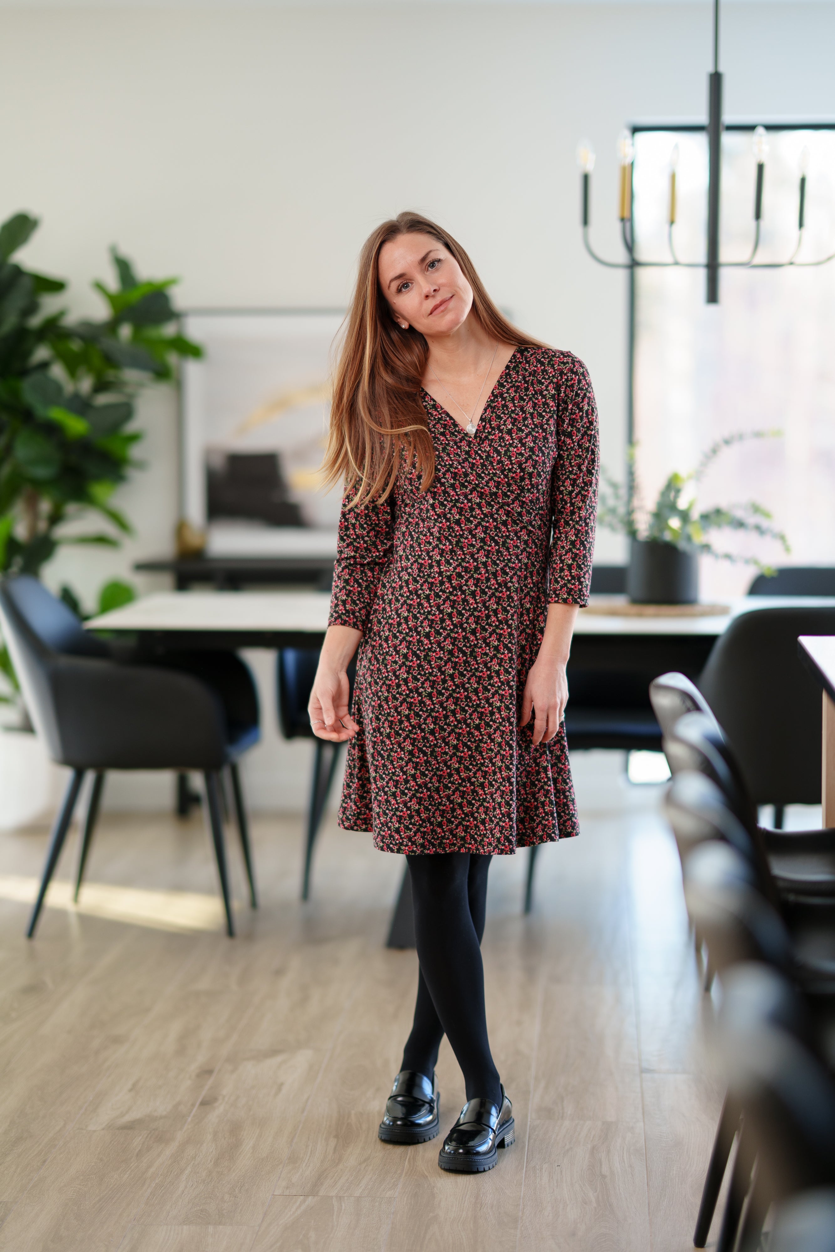 Robe Mattawin à fleurs rouges, autre vue portée