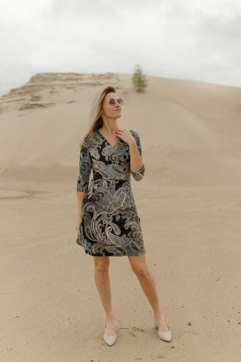 Robe Mattawin paisley noire grise et taupe portée avec escarpins