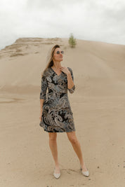 Robe Mattawin paisley noire grise et taupe portée avec escarpins