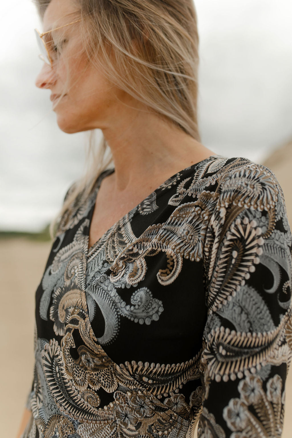 Encolure en V et motif d’arabesques paisley de la robe Mattawin