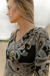 Encolure en V et motif d’arabesques paisley de la robe Mattawin