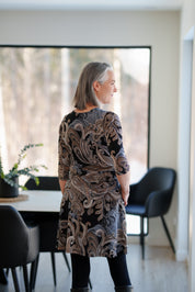 Dos de la robe Mattawin à motif paisley noir gris et taupe