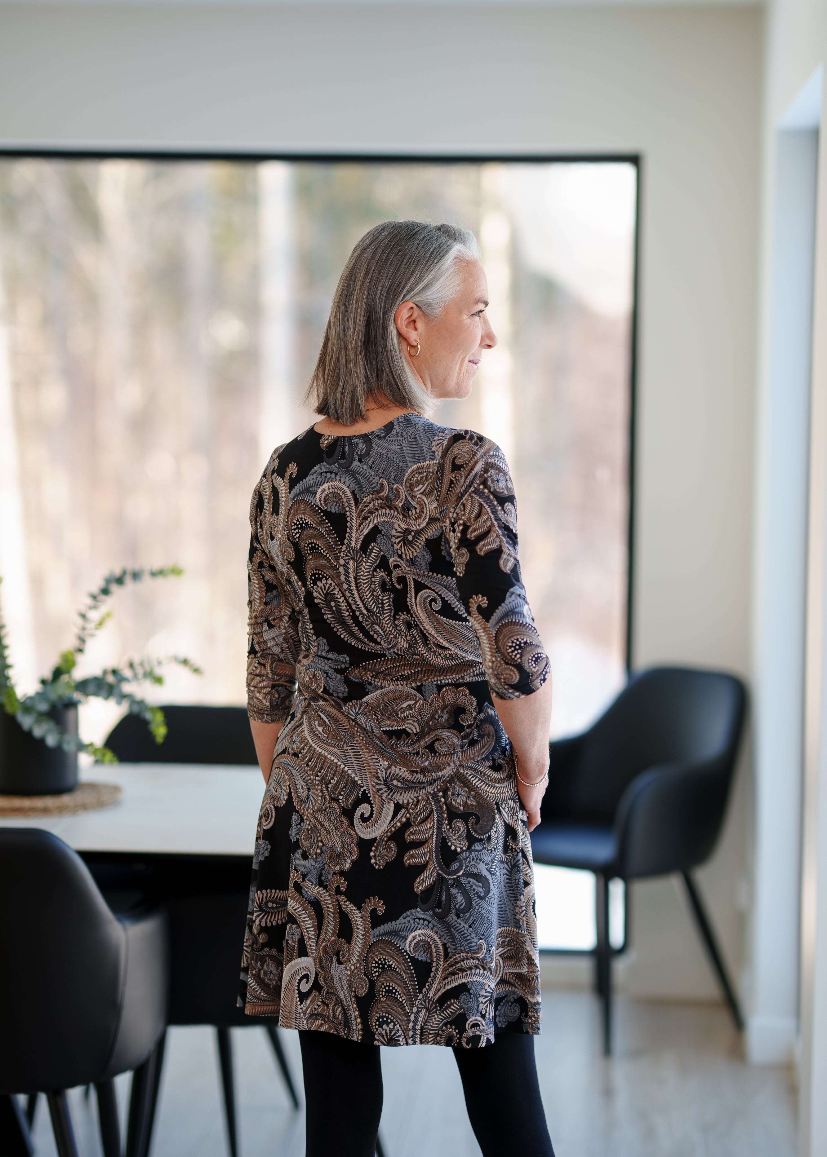 Dos de la robe Mattawin à motif paisley noir gris et taupe