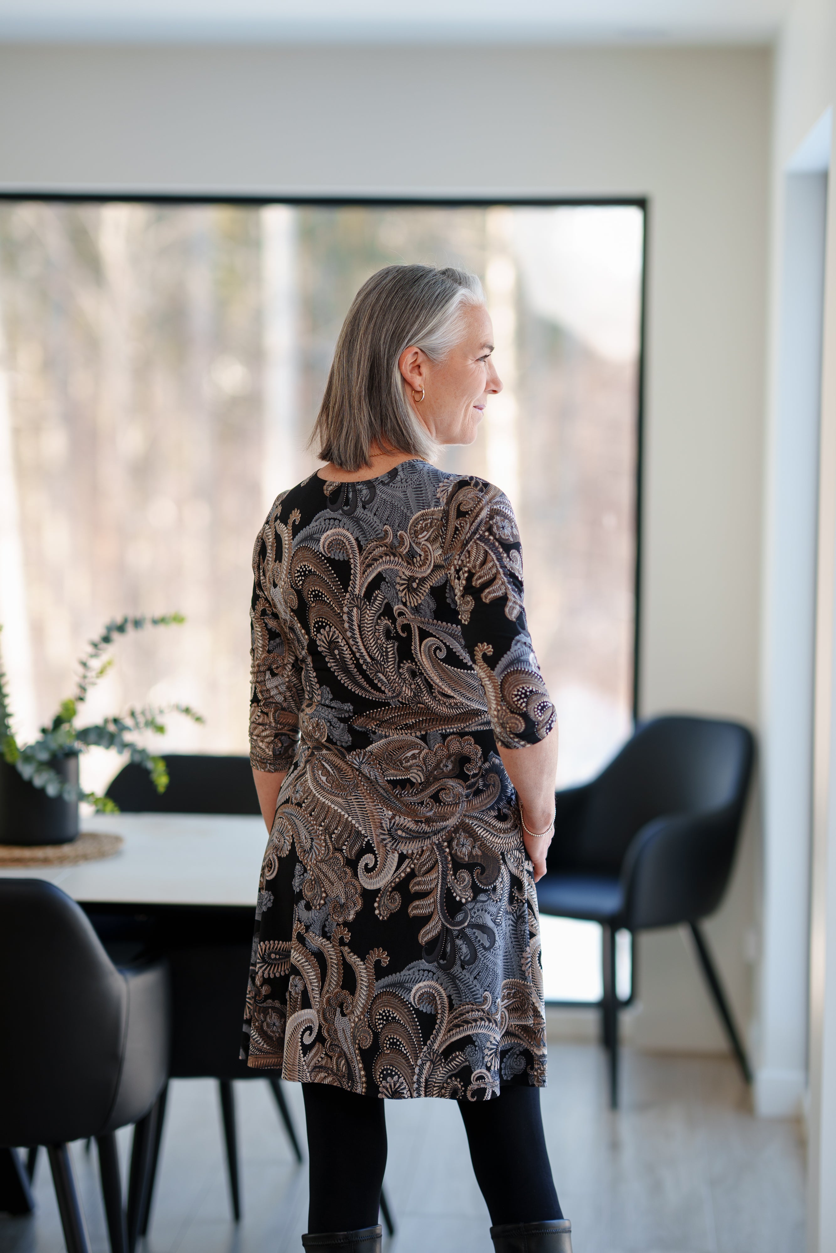 Dos de la robe Mattawin à motif paisley noir gris et taupe