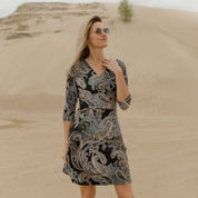 Robe courte Mattawin paisley à col V portée dans les dunes
